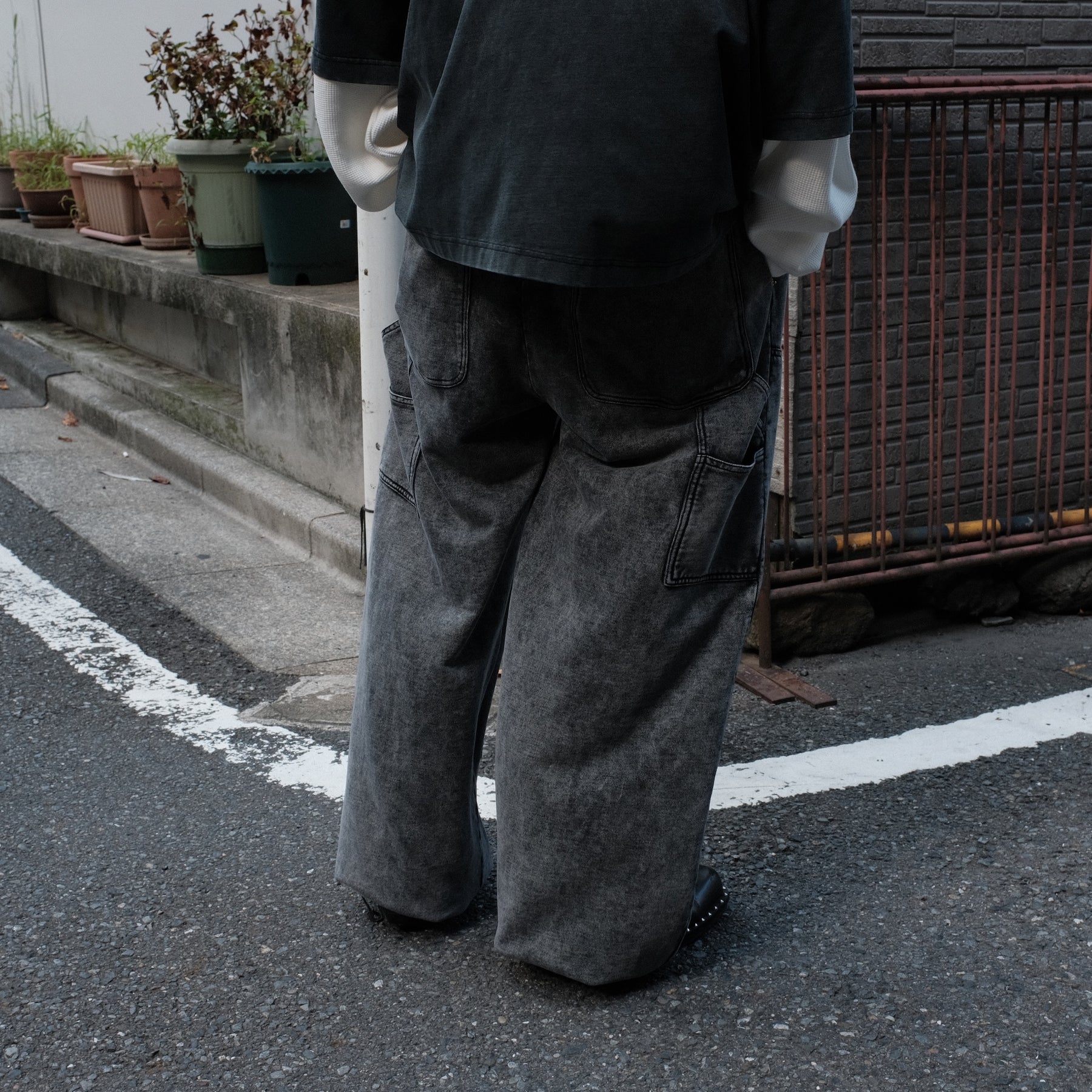 INTODUSK / EASY DOUBLE KNEE WASHED BLACK ORGANIC LEATHER EFFECT