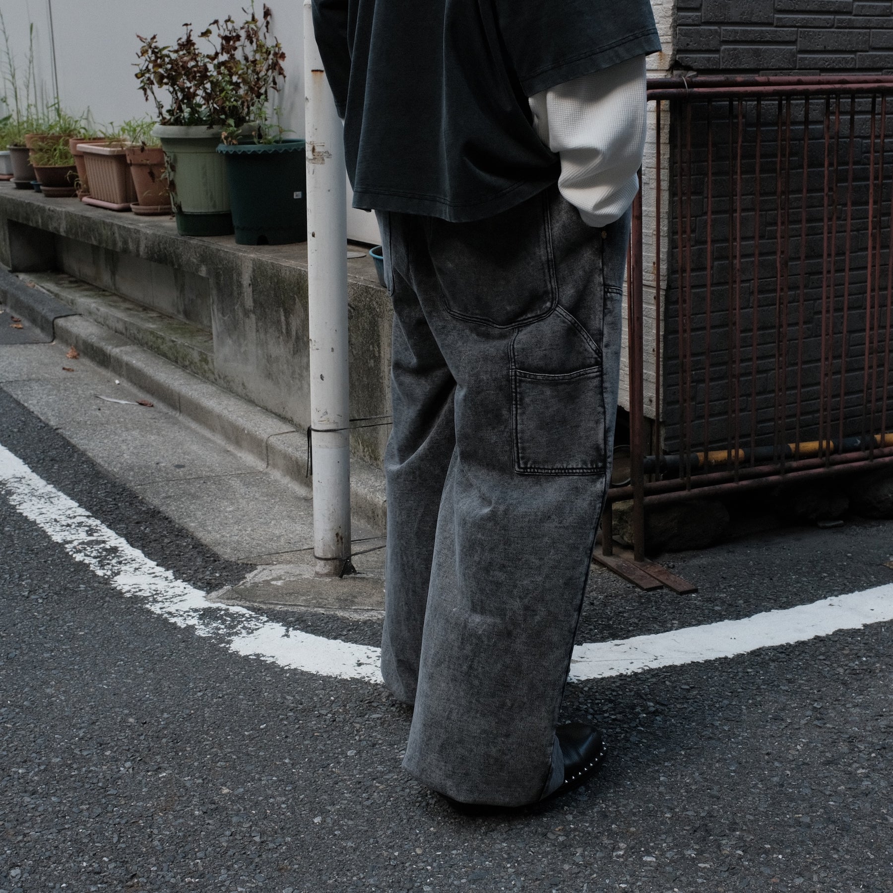 INTODUSK / EASY DOUBLE KNEE WASHED BLACK ORGANIC LEATHER EFFECT