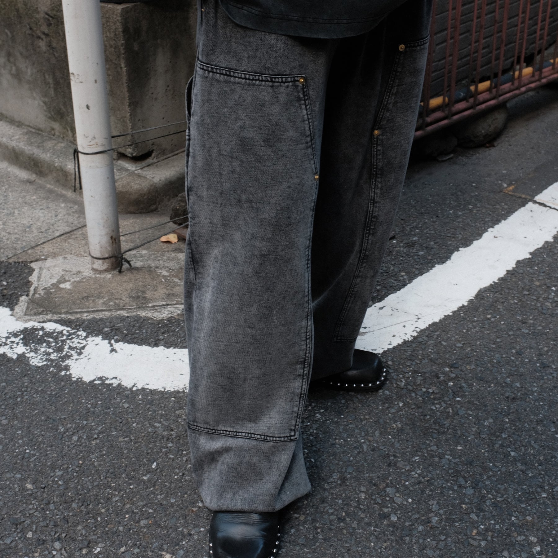 INTODUSK / EASY DOUBLE KNEE WASHED BLACK ORGANIC LEATHER EFFECT