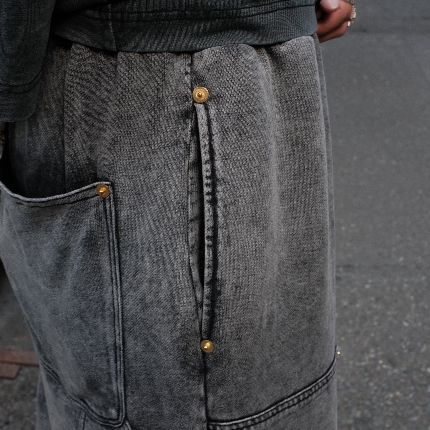 INTODUSK / EASY DOUBLE KNEE WASHED BLACK ORGANIC LEATHER EFFECT
