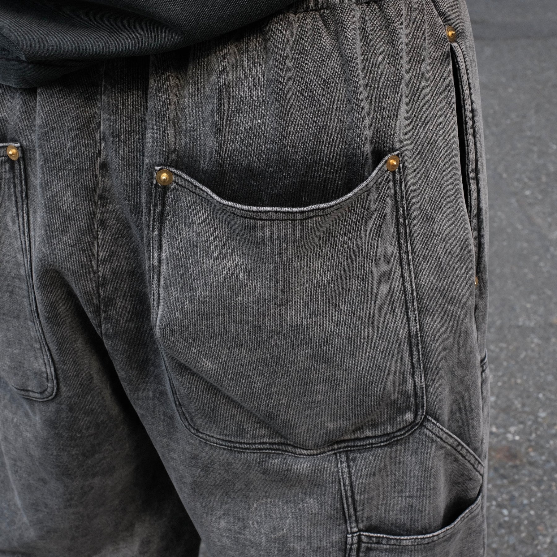 INTODUSK / EASY DOUBLE KNEE WASHED BLACK ORGANIC LEATHER EFFECT