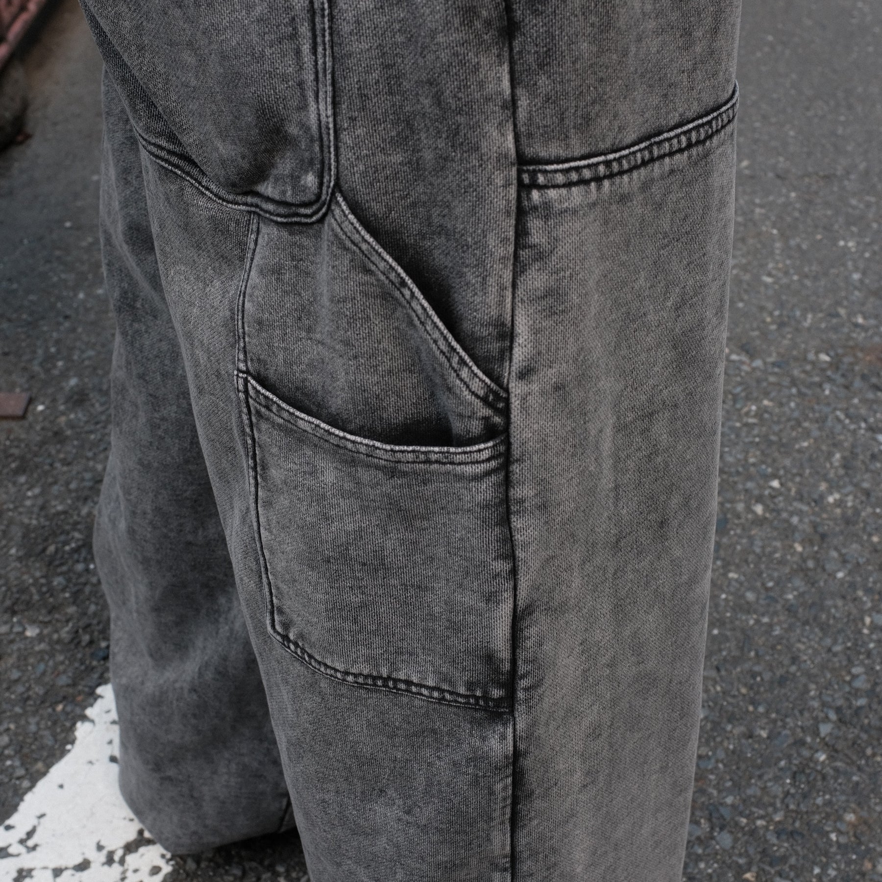 INTODUSK / EASY DOUBLE KNEE WASHED BLACK ORGANIC LEATHER EFFECT