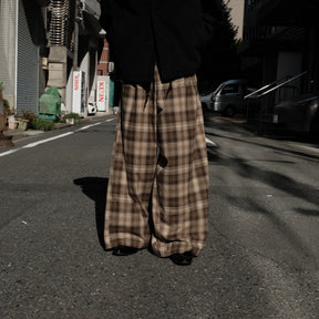 <span style="color: #f50b0b;">Last One</span> INTODUSK / TUCK PLEAT PLAID PANT BEIGE PLAID
