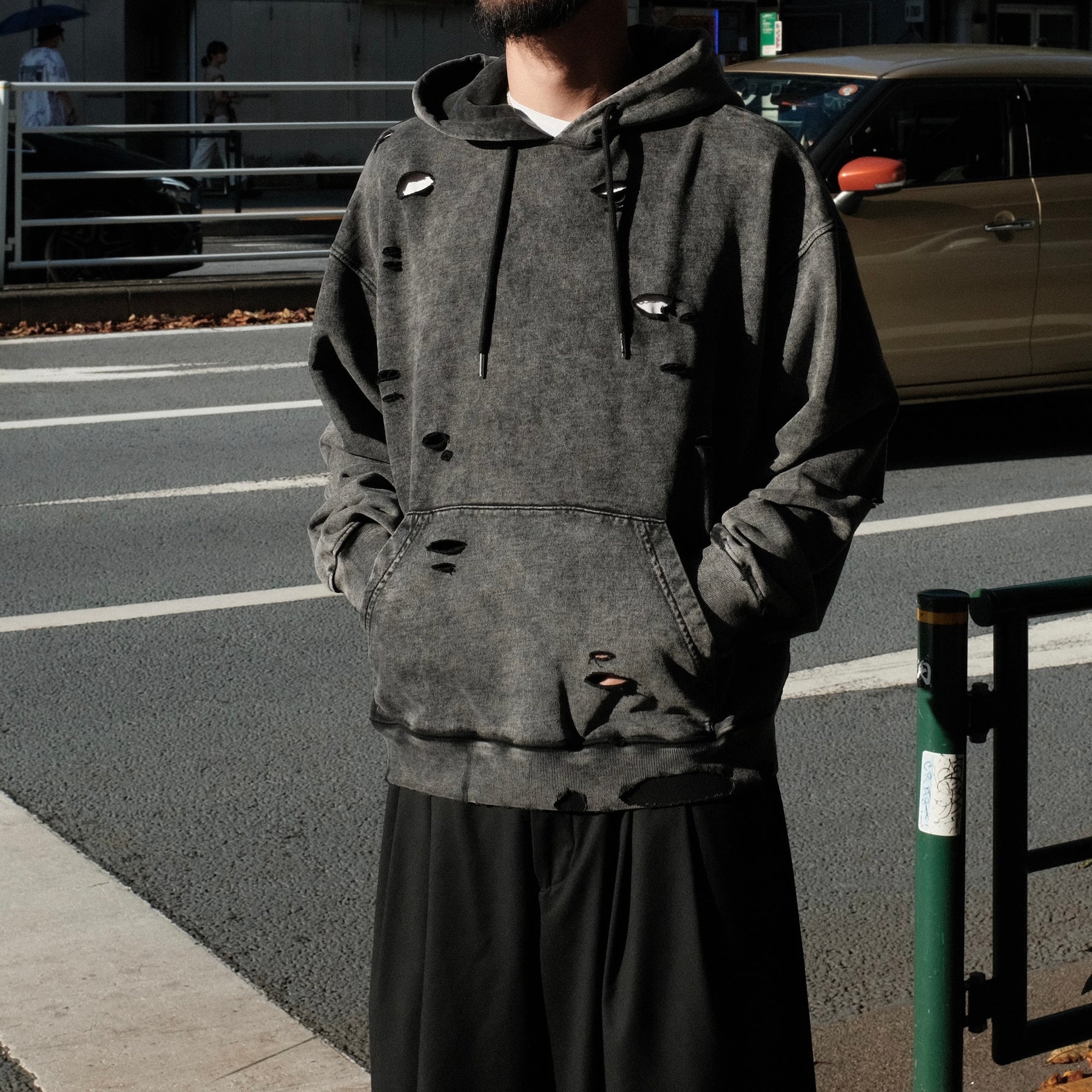INTODUSK / CUT OUT HOODIE WASHED BLACK ORGANIC