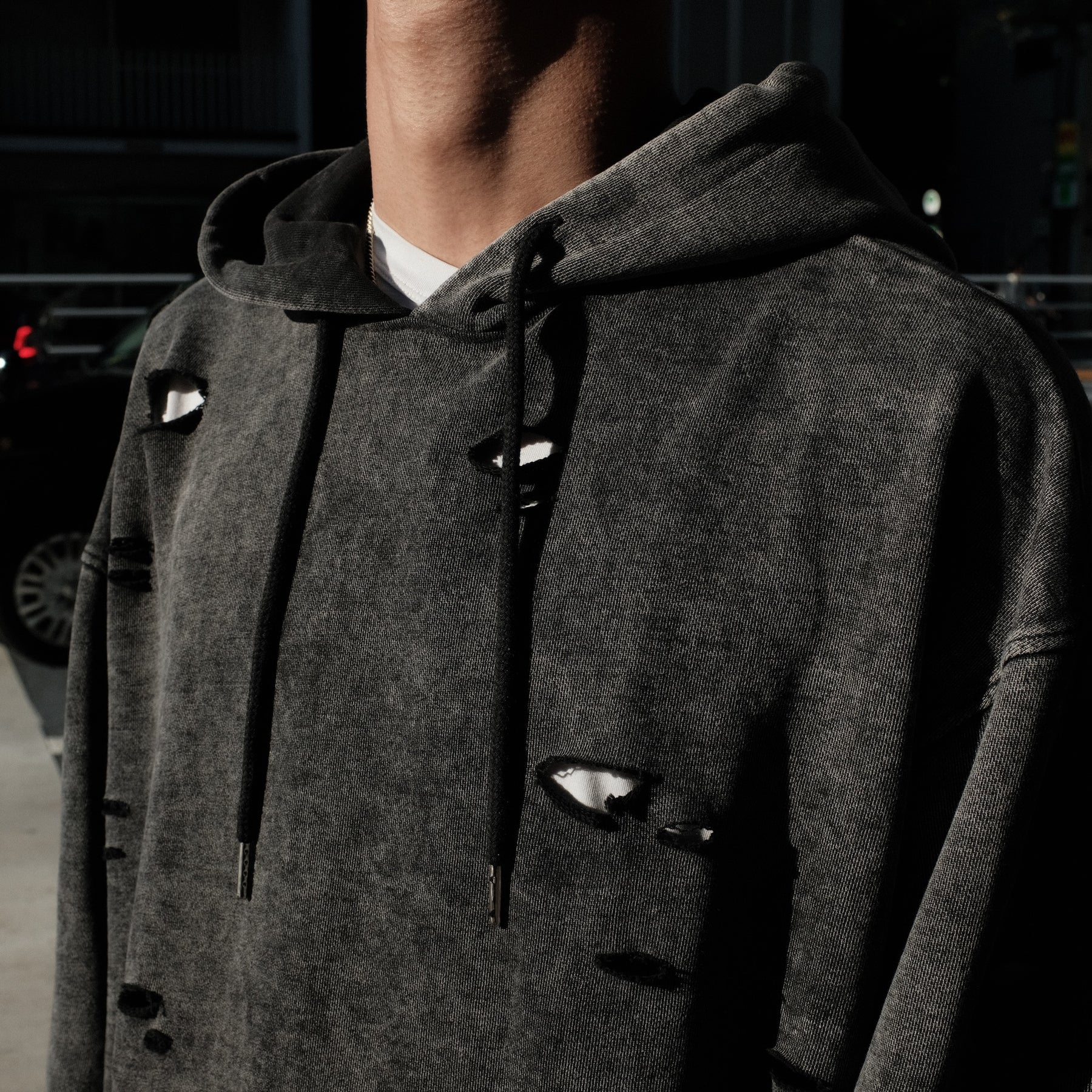 INTODUSK / CUT OUT HOODIE WASHED BLACK ORGANIC