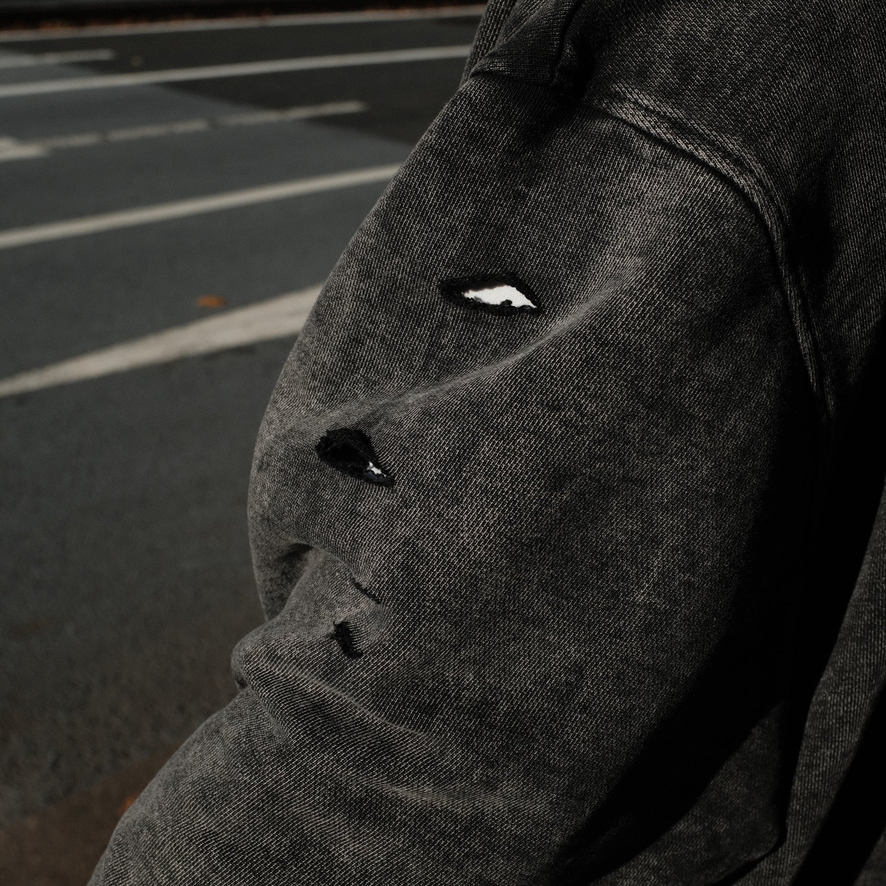 INTODUSK / CUT OUT HOODIE WASHED BLACK ORGANIC