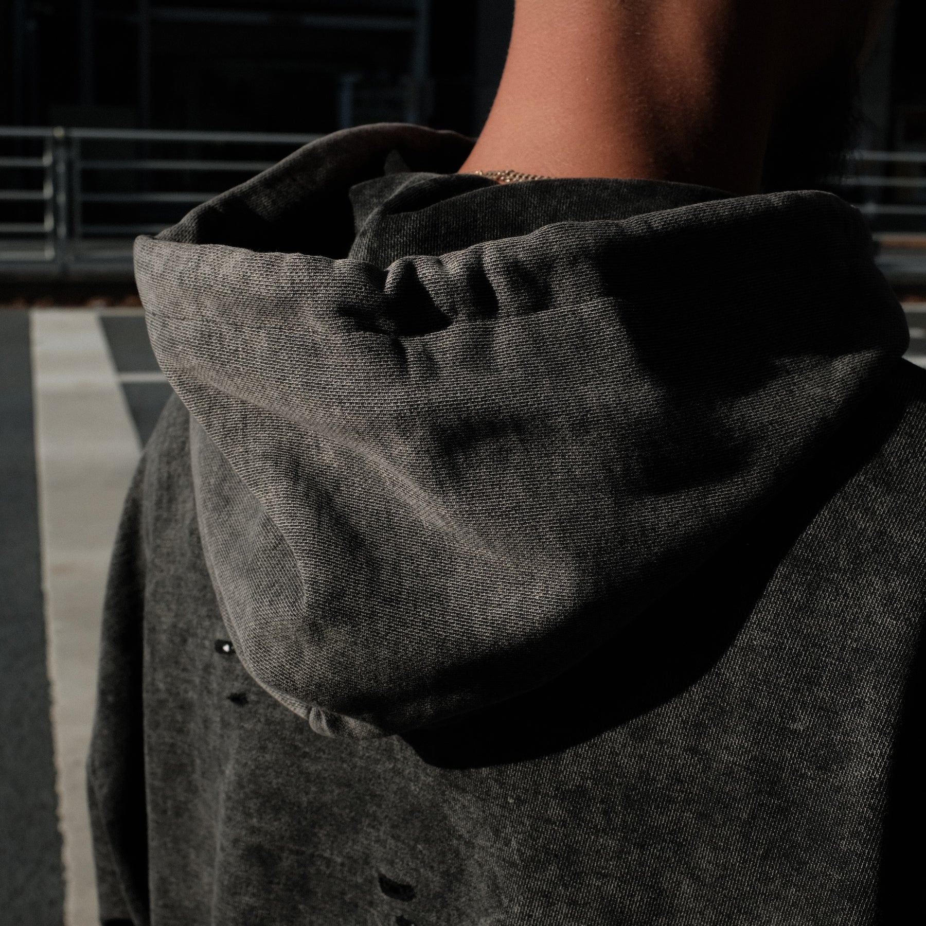 INTODUSK / CUT OUT HOODIE WASHED BLACK ORGANIC