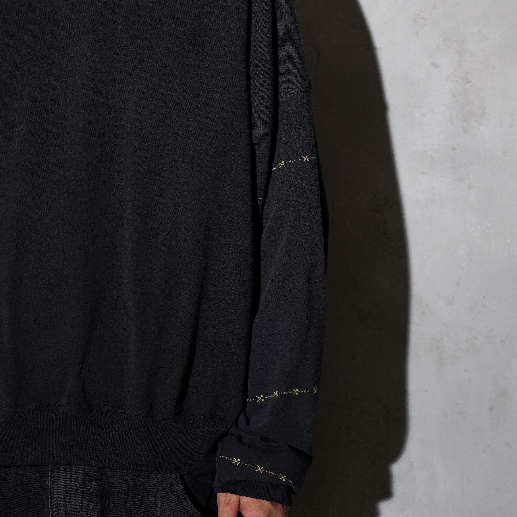 THE MAGUEY / CREW NECK WITH SLEEVES CUT WASHED BLACK