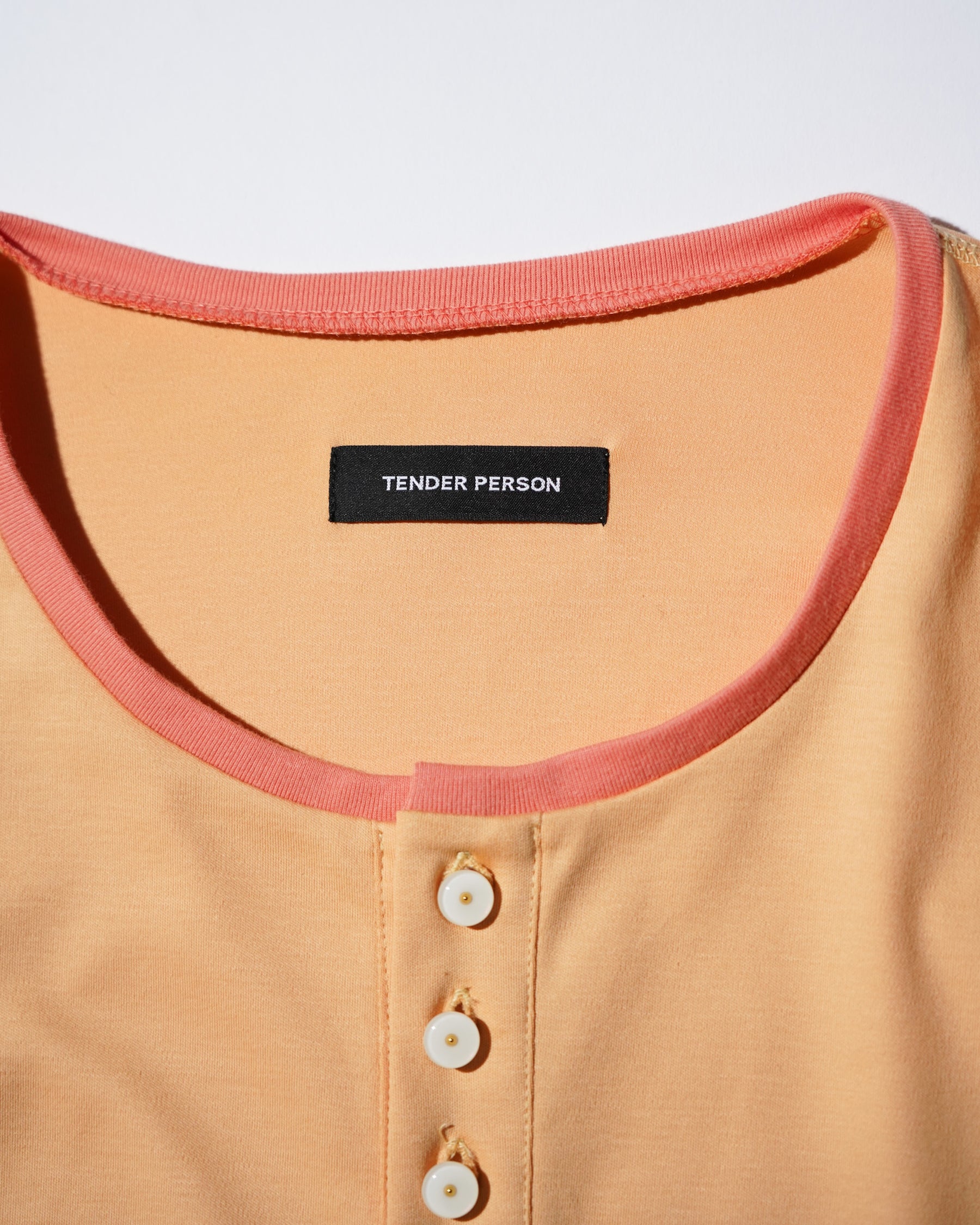 <span style="color: #f50b0b;">Last One</span> TENDER PERSON / HENRY NECK LONG TEE APRICOT