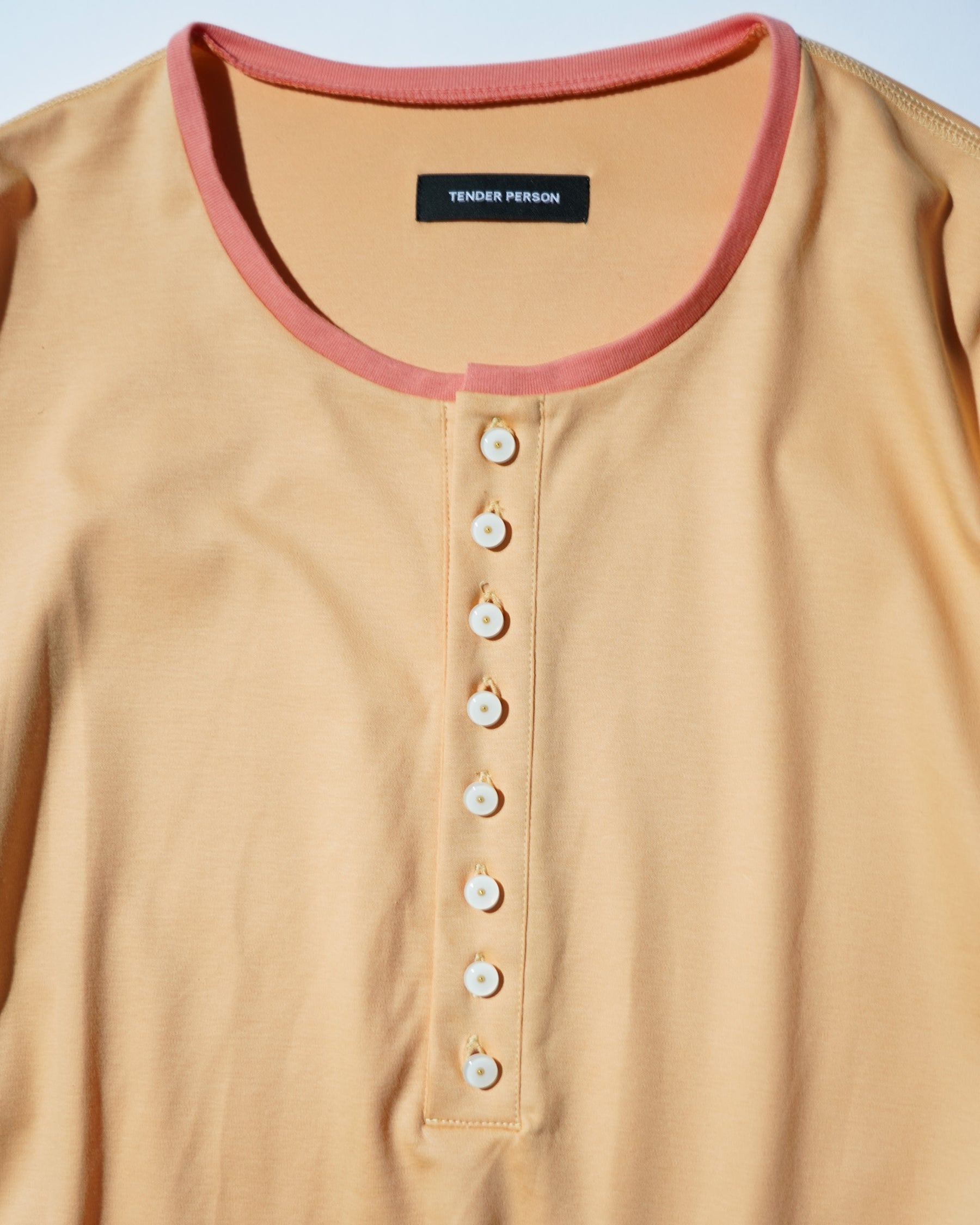 <span style="color: #f50b0b;">Last One</span> TENDER PERSON / HENRY NECK LONG TEE APRICOT