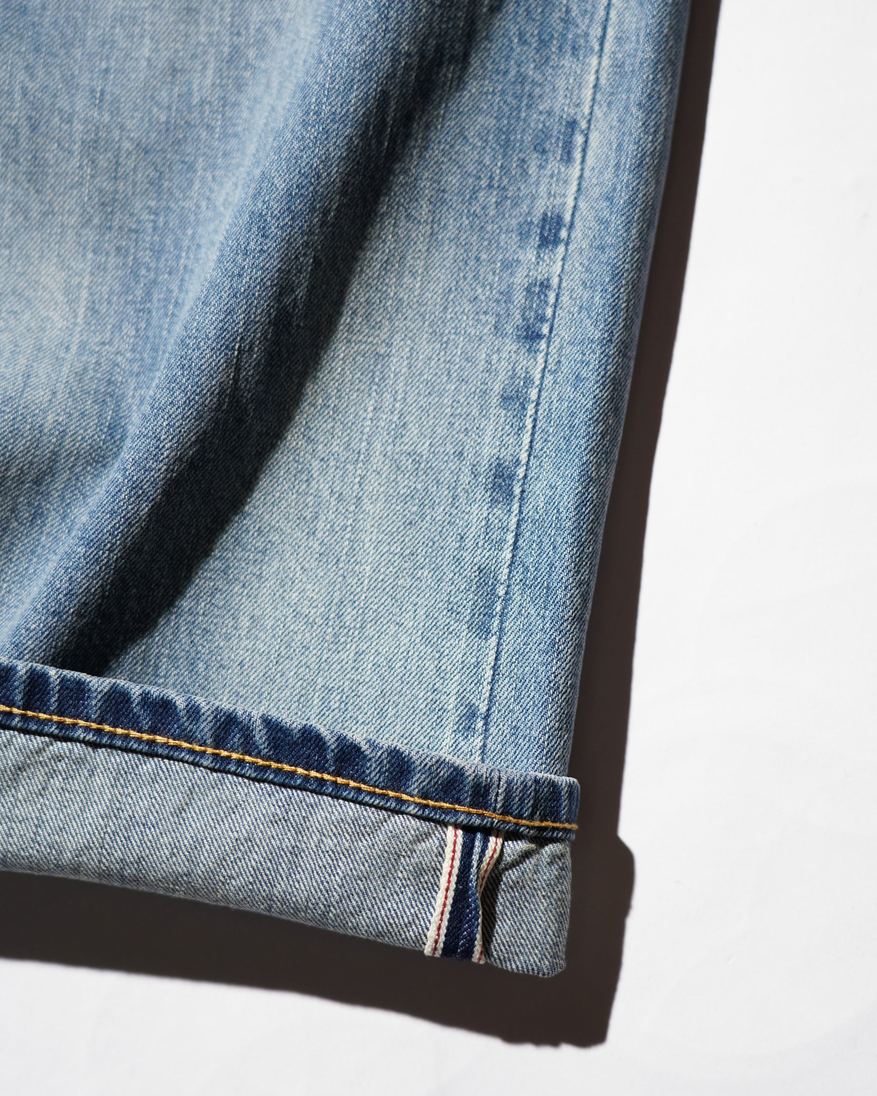 EVISU / HT,  ECRU DAICOCK PRINTED JEANS WHITE-LOOSE FIT MID TONE INDIGO