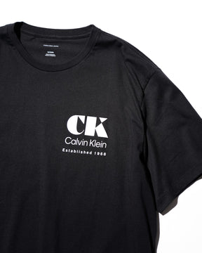Calvin Klein / PRINTED LOGO TEE BLACK
