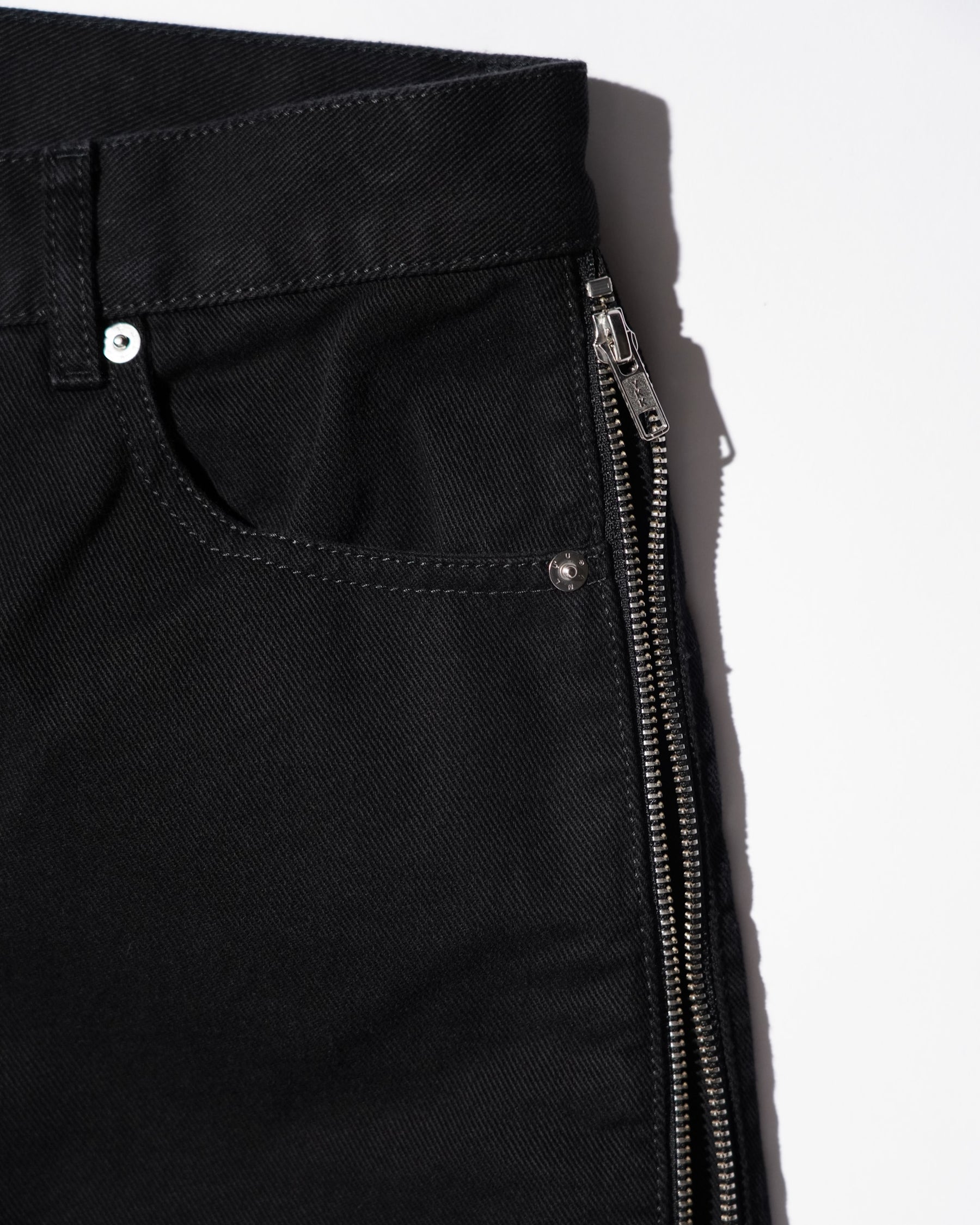 LU'U DAN / SIDE ZIP JEANS BLACK RINSE