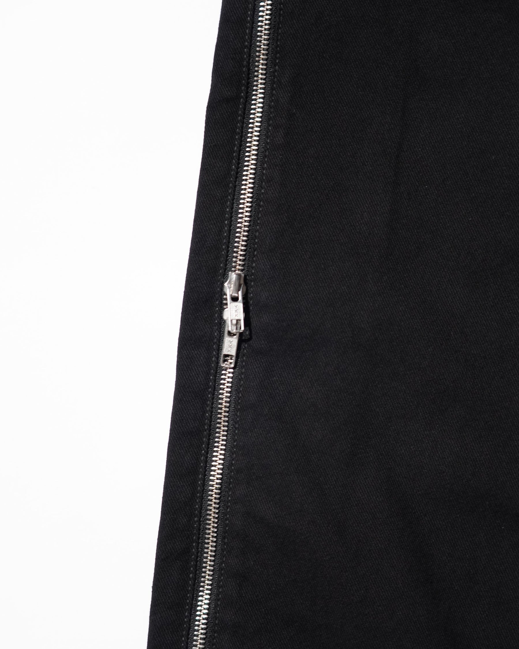 LU'U DAN / SIDE ZIP JEANS BLACK RINSE