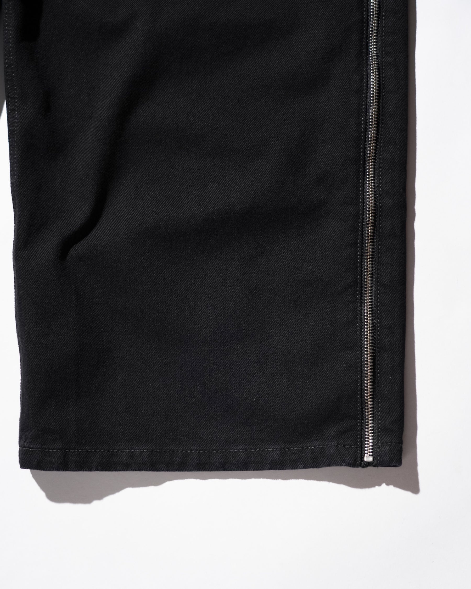 LU'U DAN / SIDE ZIP JEANS BLACK RINSE