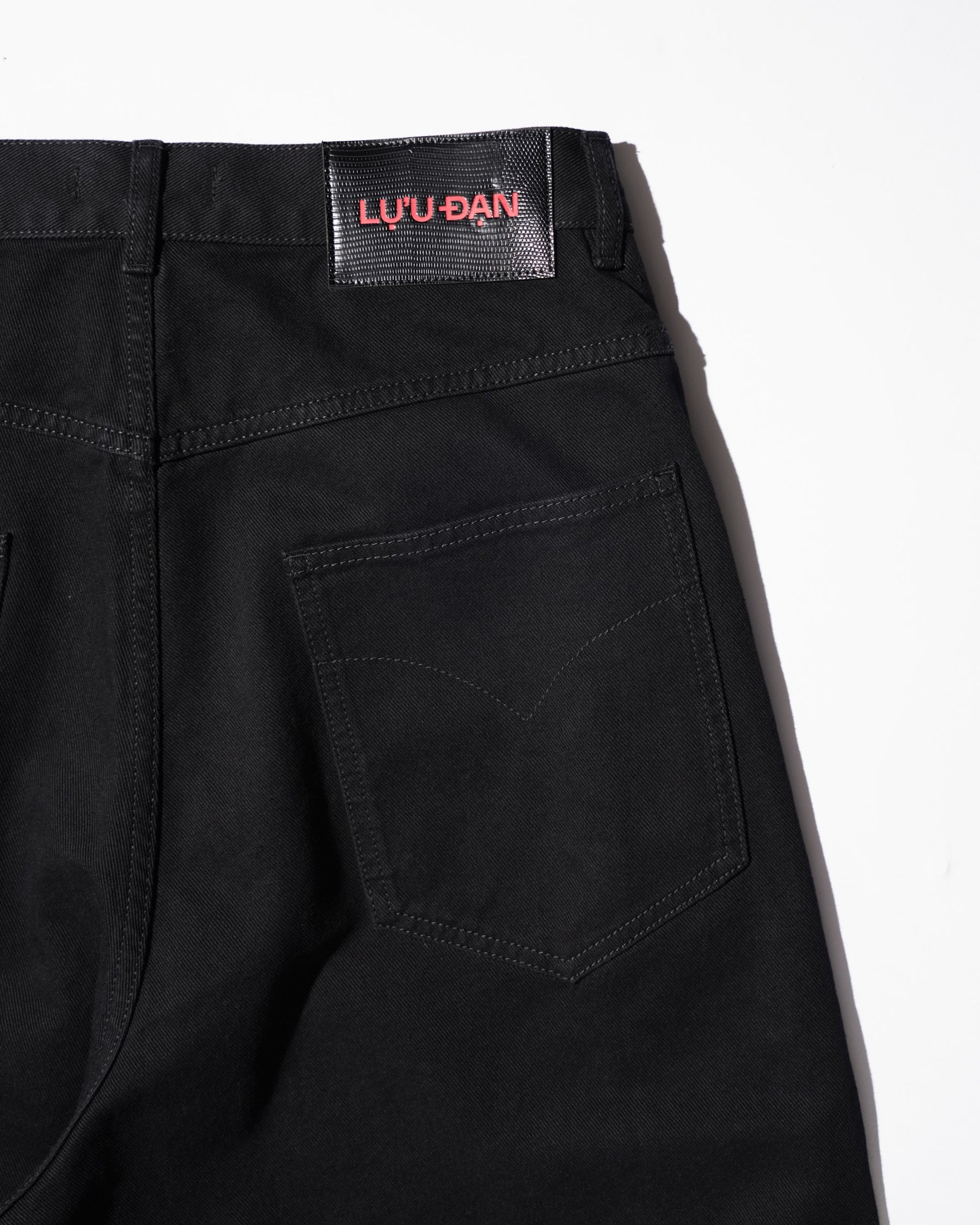 LU'U DAN / SIDE ZIP JEANS BLACK RINSE