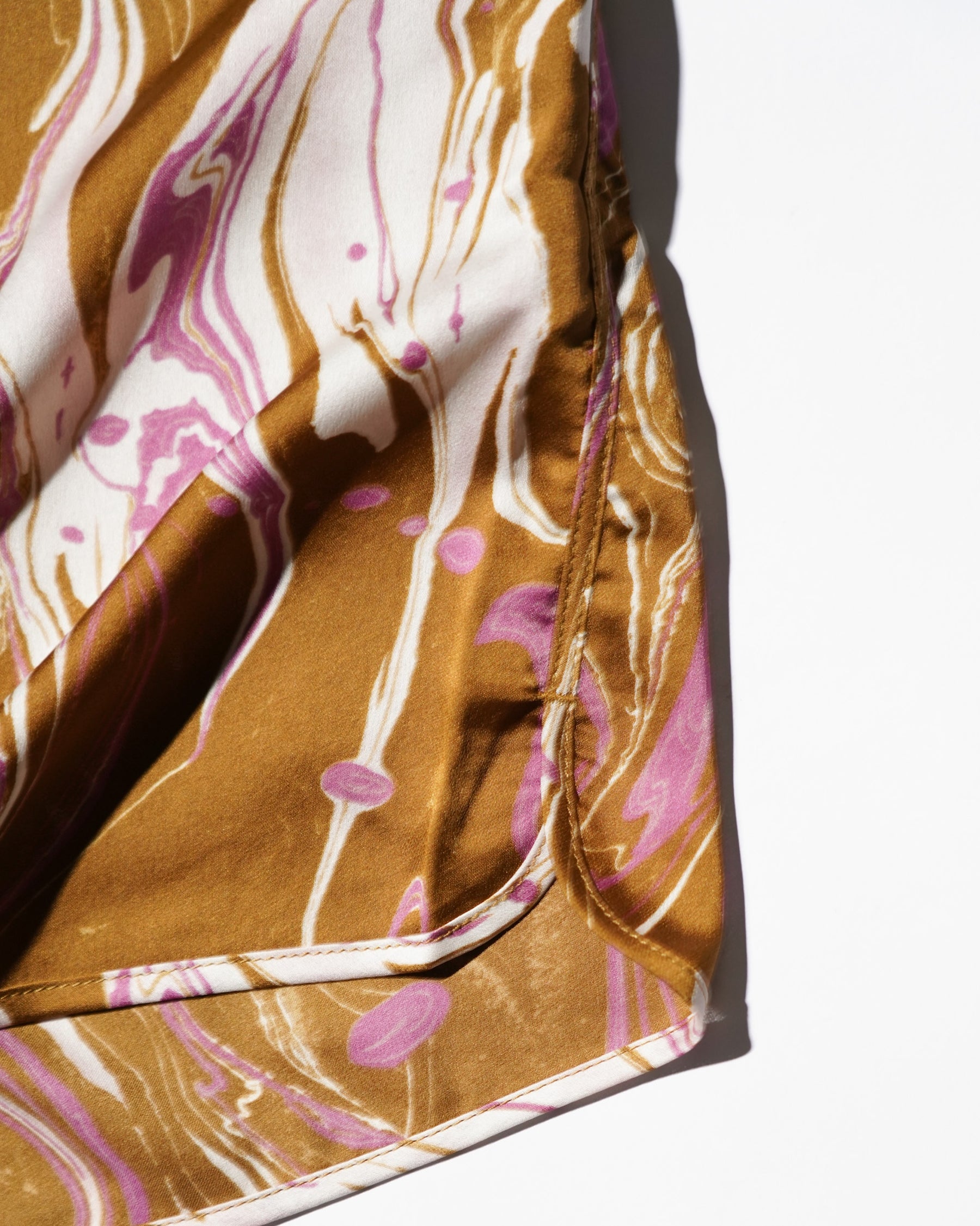 GREI. / TRACK SHORT MARBLE PRINT CURRY