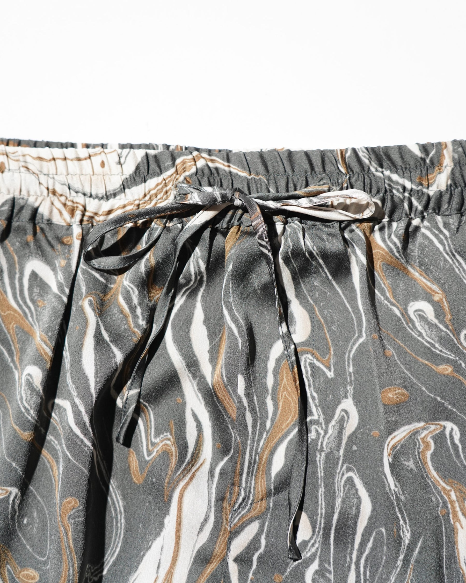 GREI. / TRACK SHORT MARBLE PRINT CHARCOAL