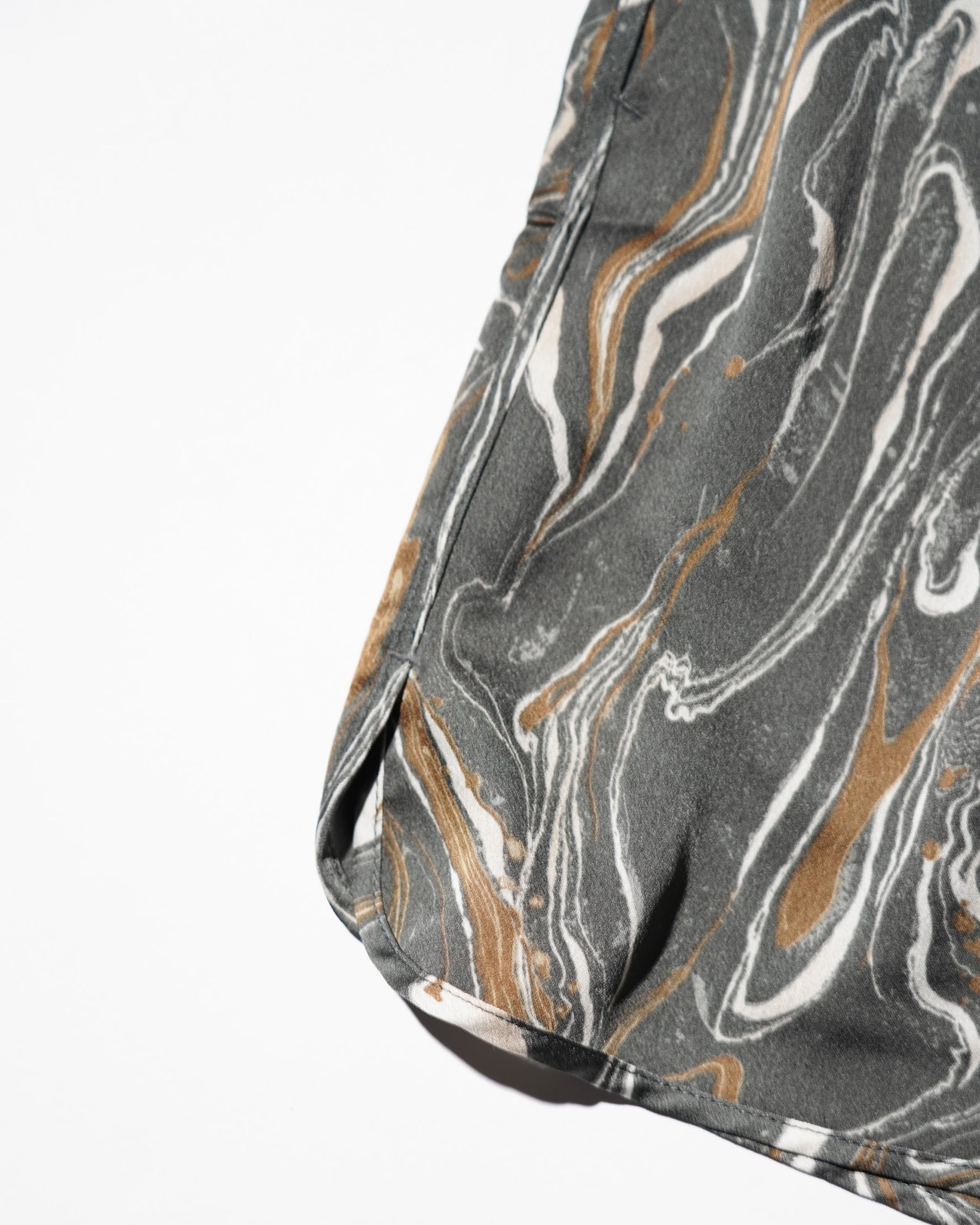 GREI. / TRACK SHORT MARBLE PRINT CHARCOAL