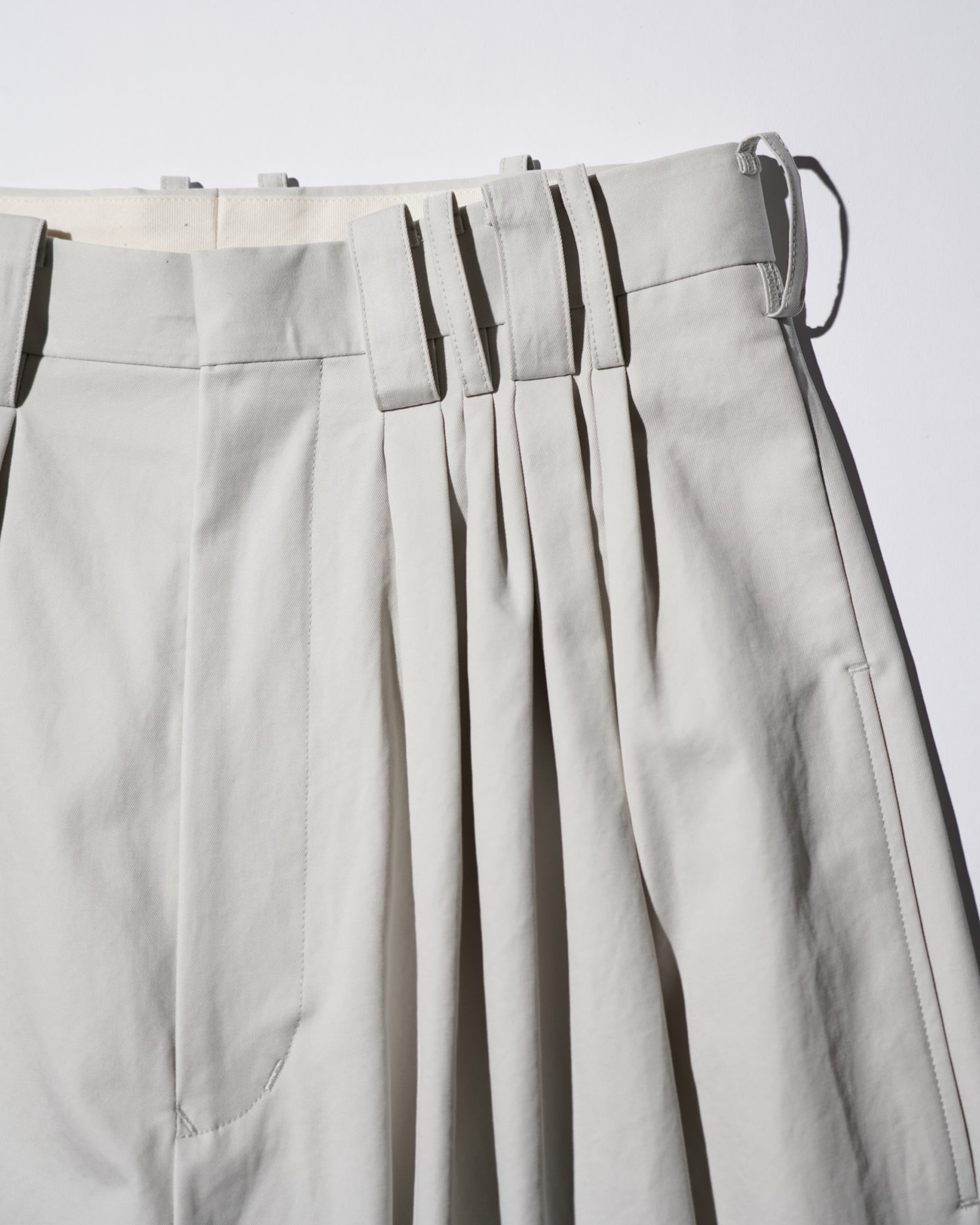 SOSHIOTSUKI / EIGHT TUCK HIGH WEST TROUSERS GREIGE