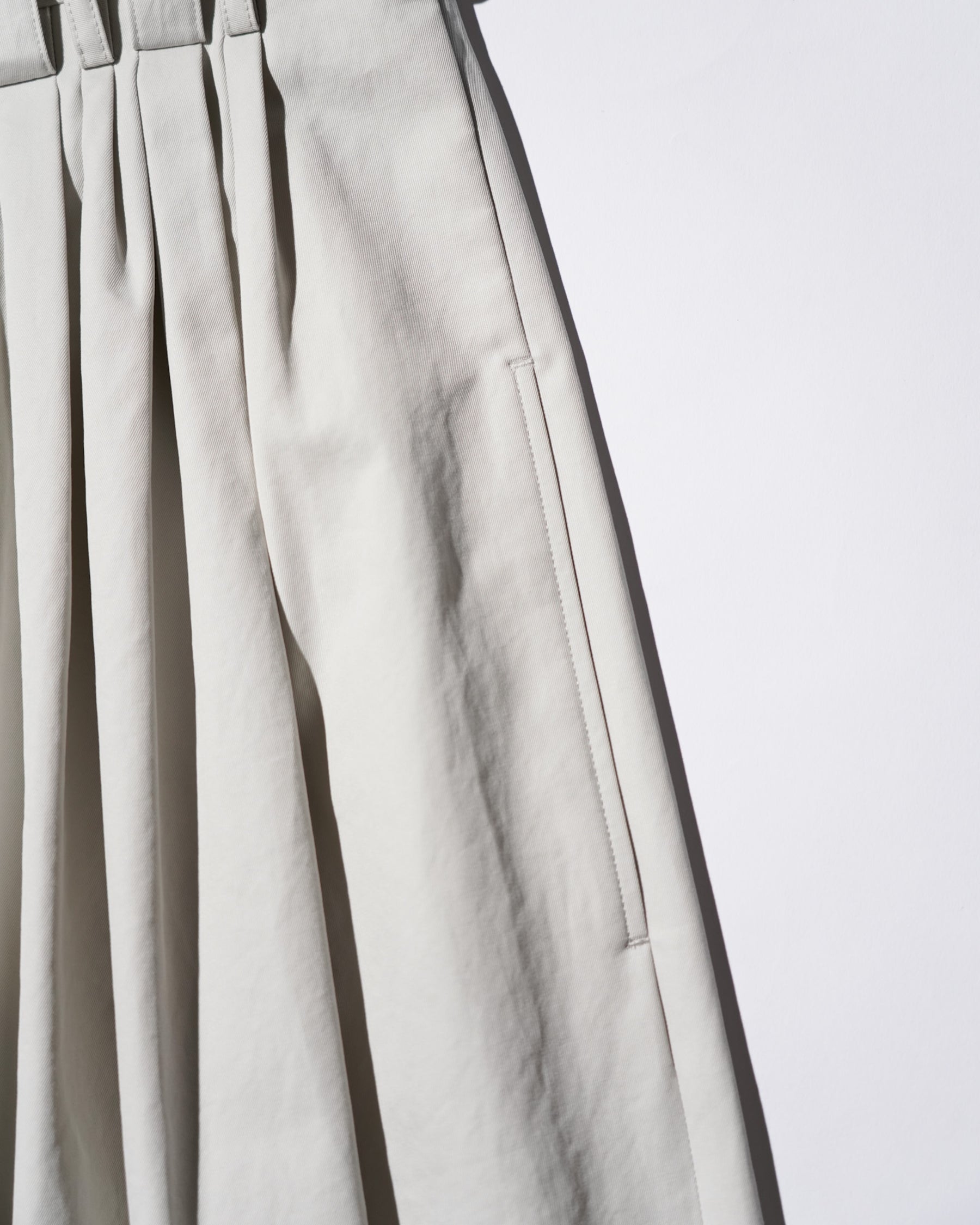 SOSHIOTSUKI / EIGHT TUCK HIGH WEST TROUSERS GREIGE