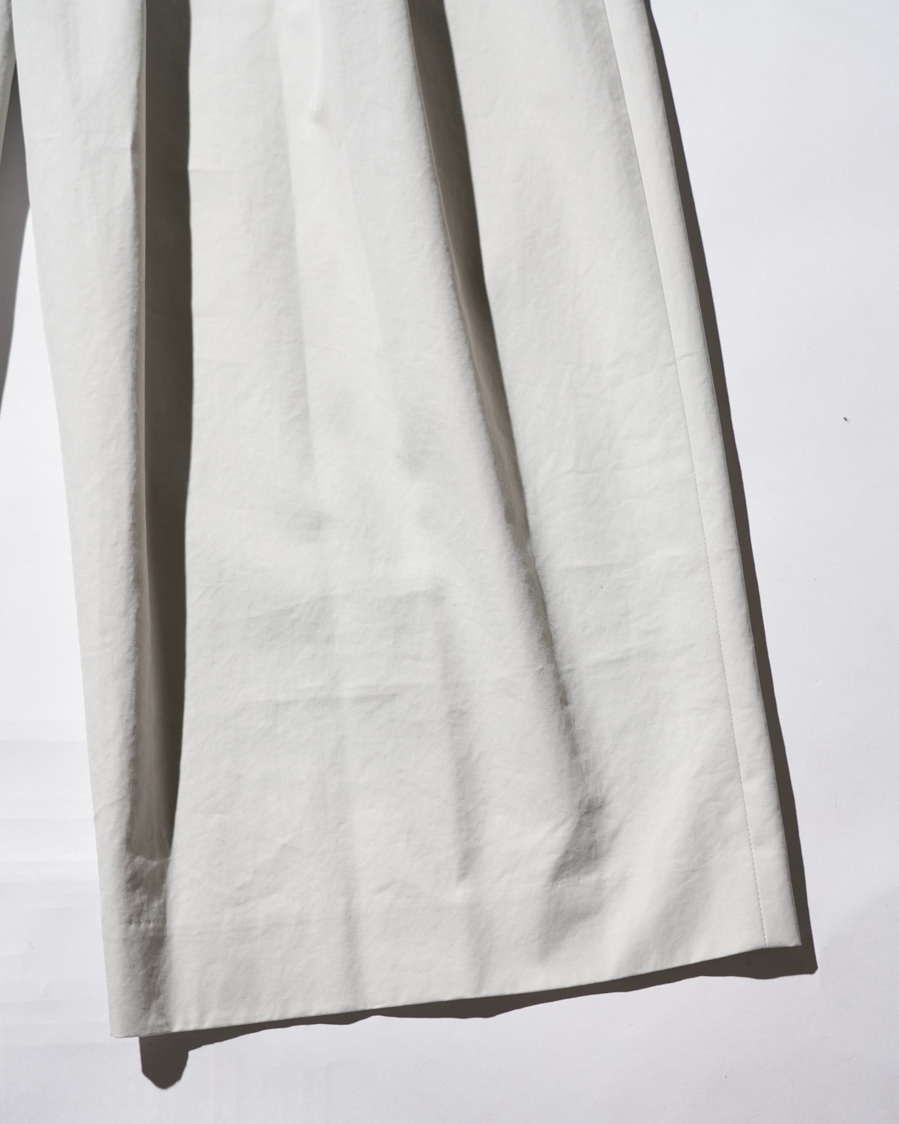 SOSHIOTSUKI / EIGHT TUCK HIGH WEST TROUSERS GREIGE