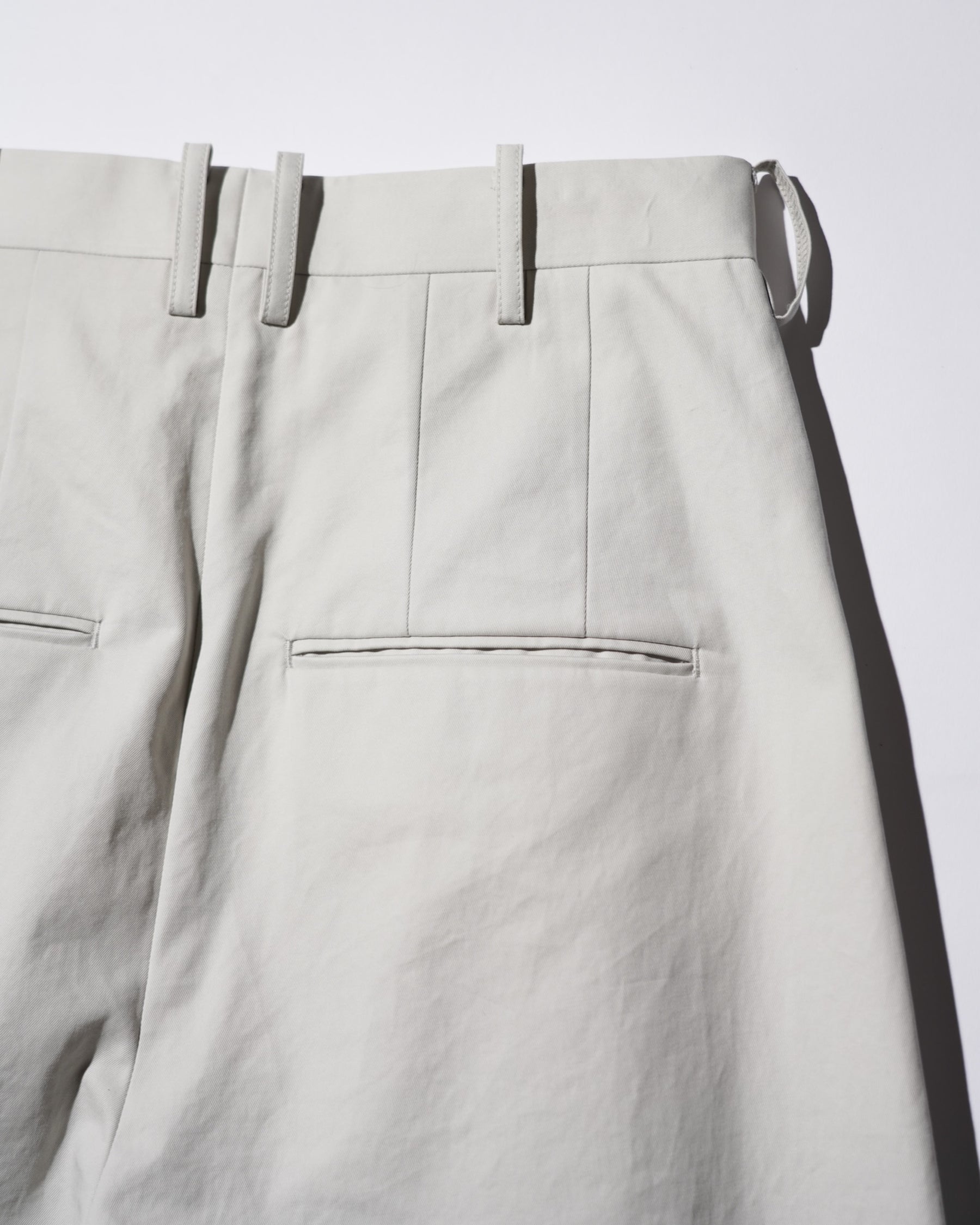 SOSHIOTSUKI / EIGHT TUCK HIGH WEST TROUSERS GREIGE
