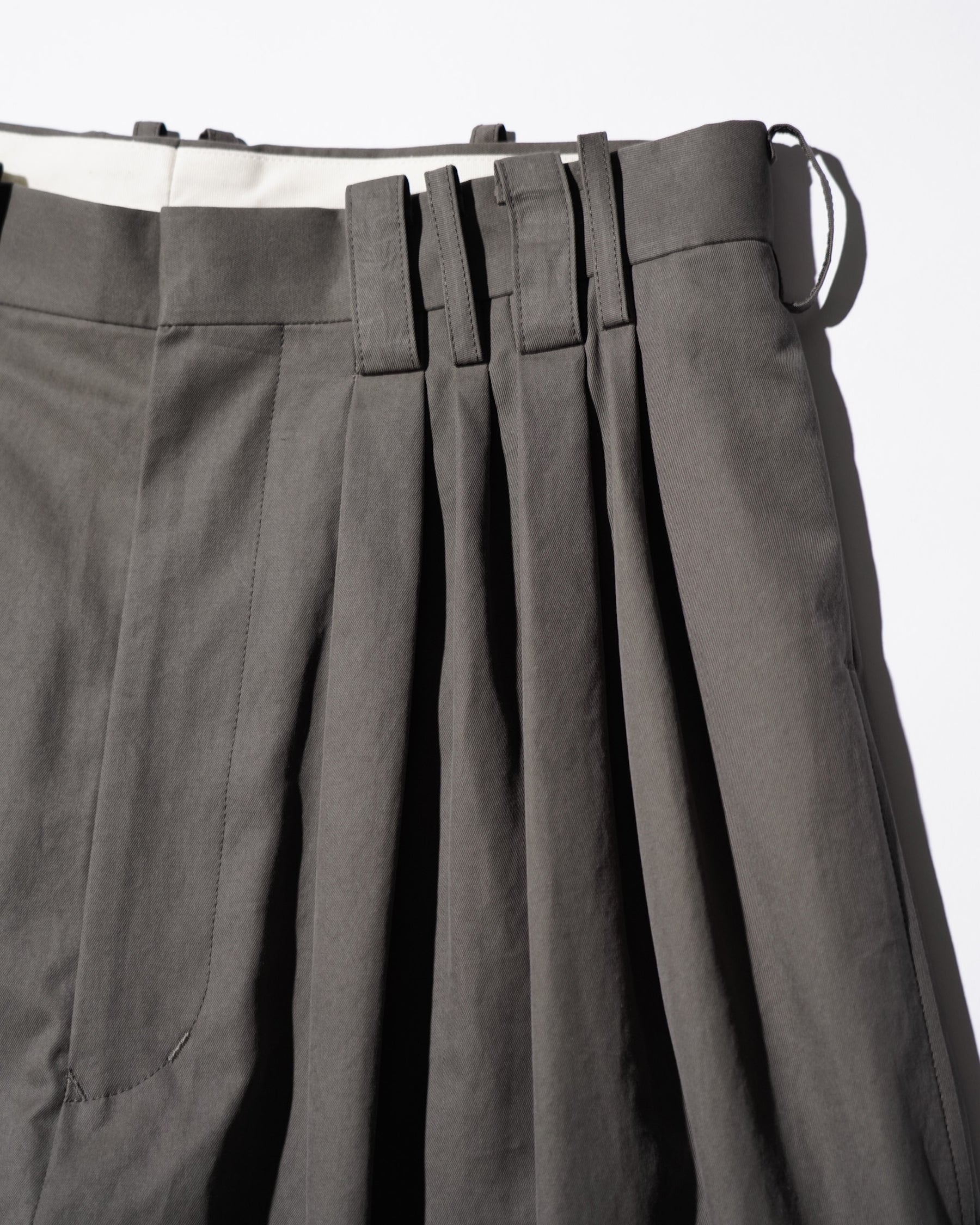 SOSHIOTSUKI / EIGHT TUCK HIGH WEST TROUSERS CHARCOAL