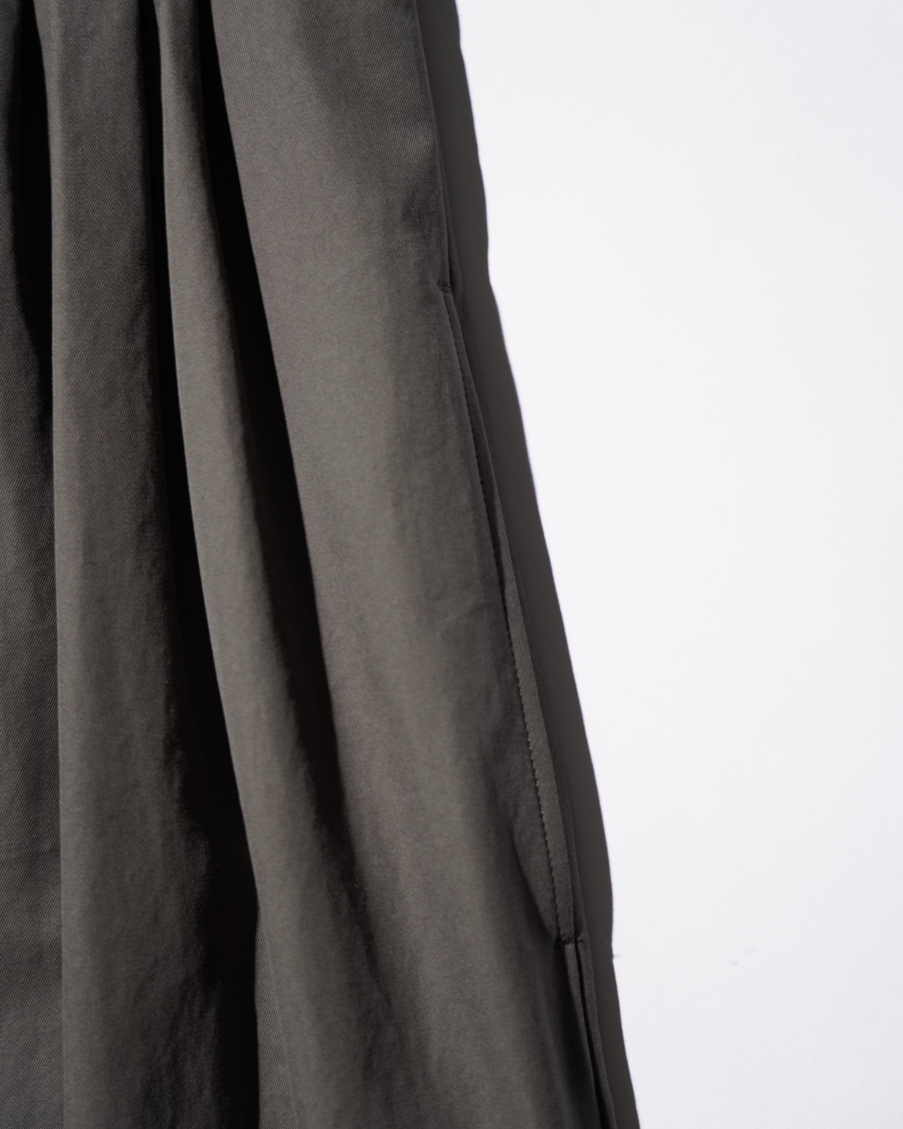 SOSHIOTSUKI / EIGHT TUCK HIGH WEST TROUSERS CHARCOAL