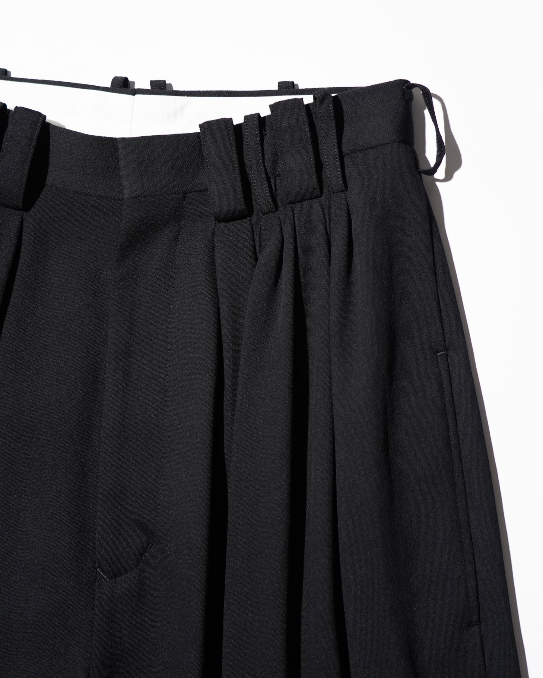 <span style="color: #f50b0b;">Last One</span> SOSHIOTSUKI / EIGHT TUCK HIGH WEST TROUSERS BLACK