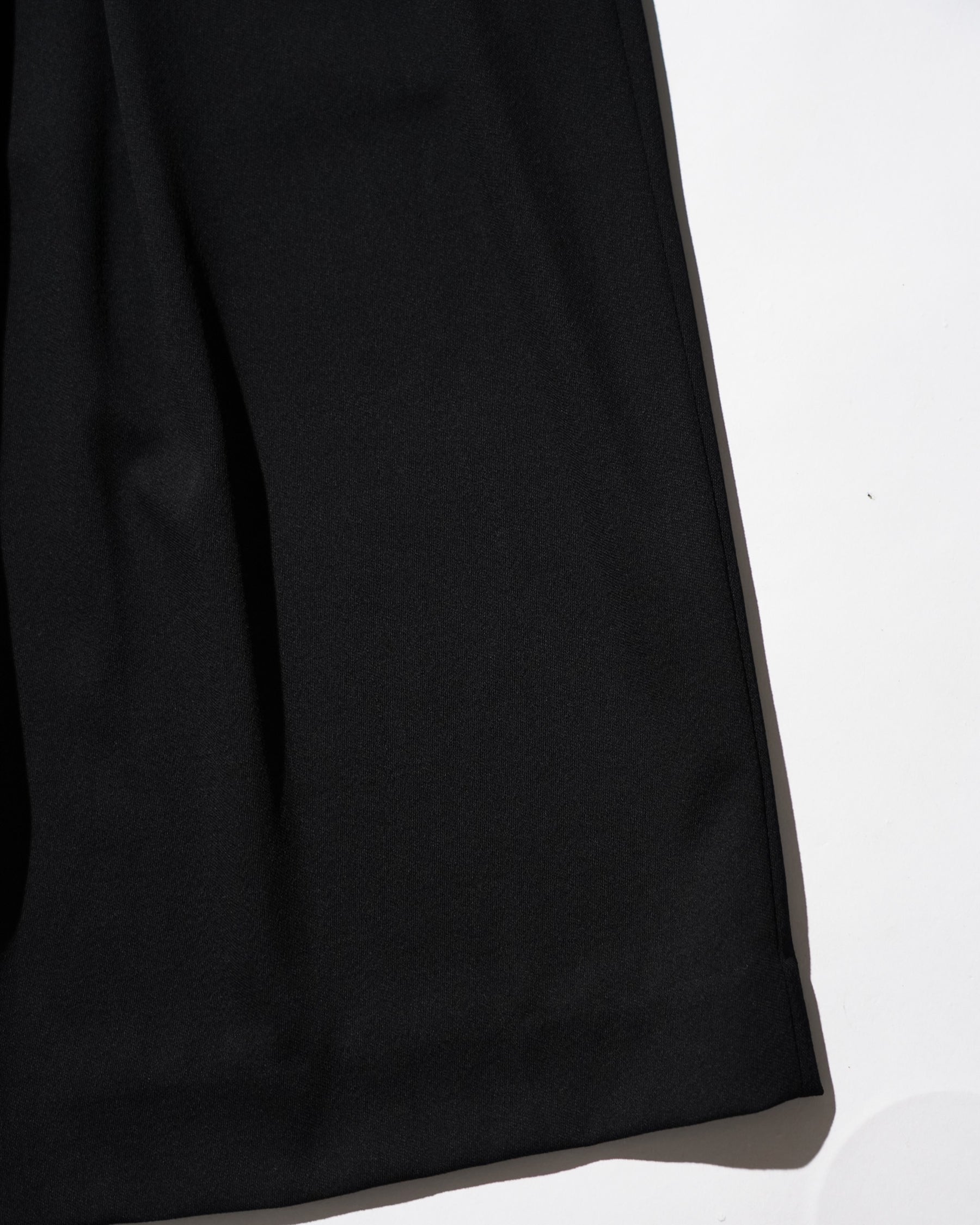 <span style="color: #f50b0b;">Last One</span> SOSHIOTSUKI / EIGHT TUCK HIGH WEST TROUSERS BLACK