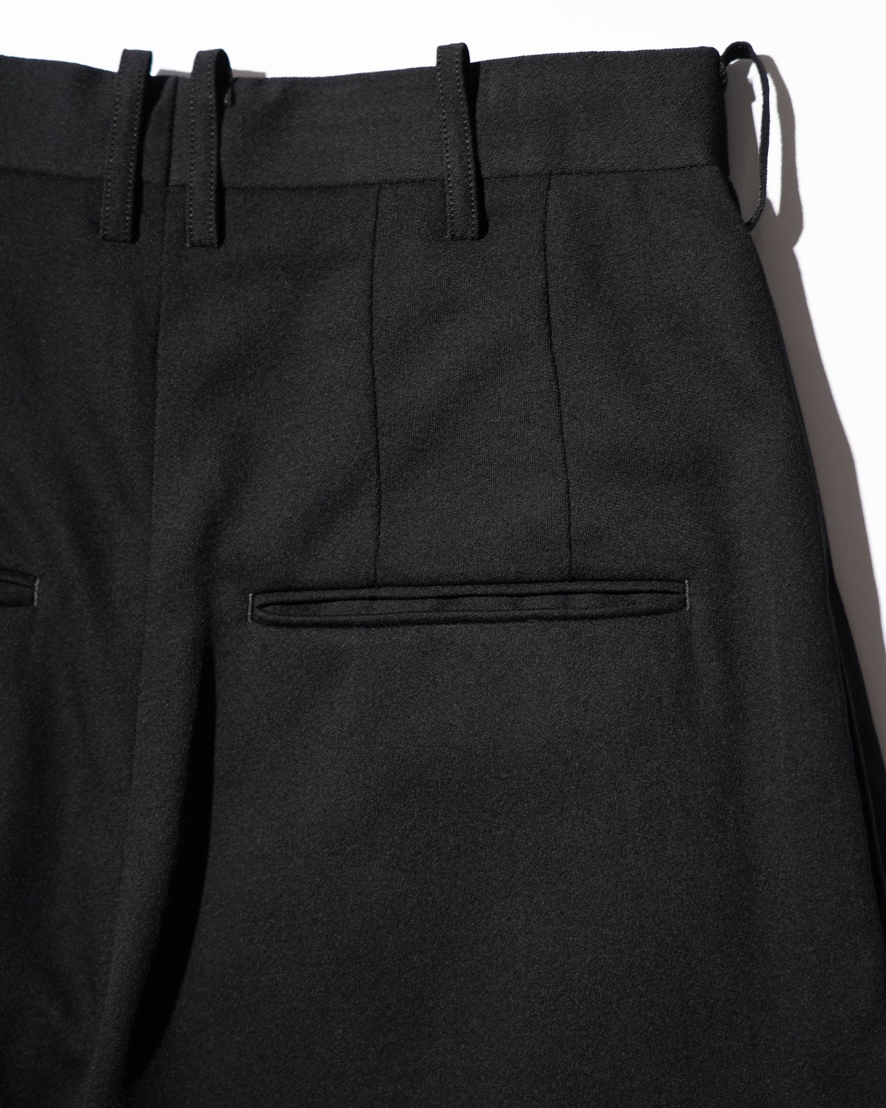 <span style="color: #f50b0b;">Last One</span> SOSHIOTSUKI / EIGHT TUCK HIGH WEST TROUSERS BLACK