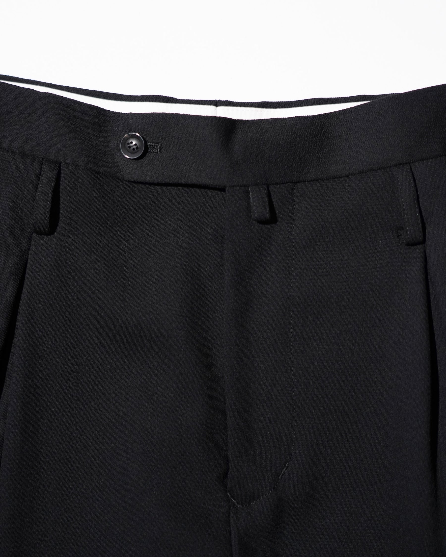 SOSHIOTSUKI / DOUBLE INVERTED TUCK TROUSERS BLACK