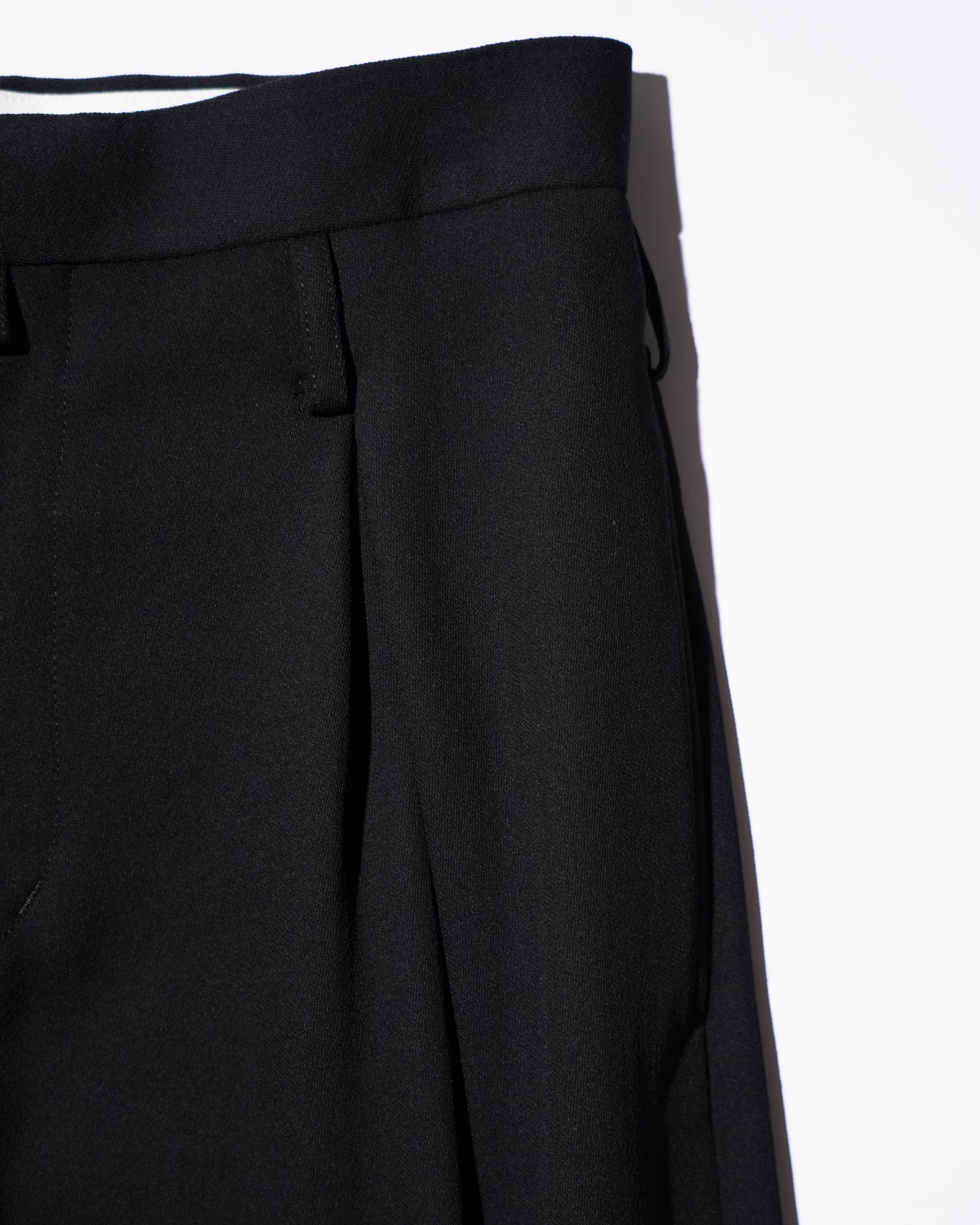 SOSHIOTSUKI / DOUBLE INVERTED TUCK TROUSERS BLACK