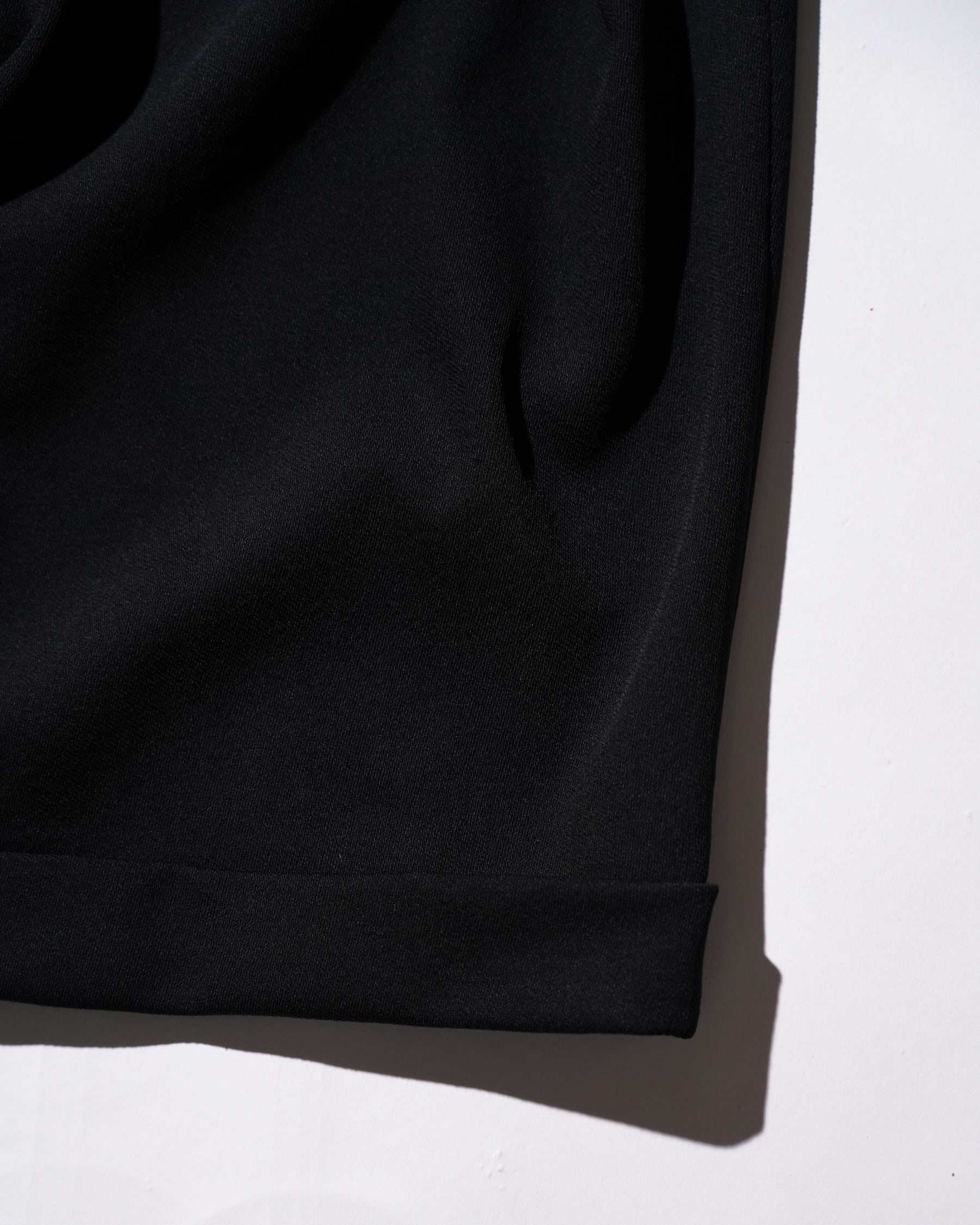 SOSHIOTSUKI / DOUBLE INVERTED TUCK TROUSERS BLACK