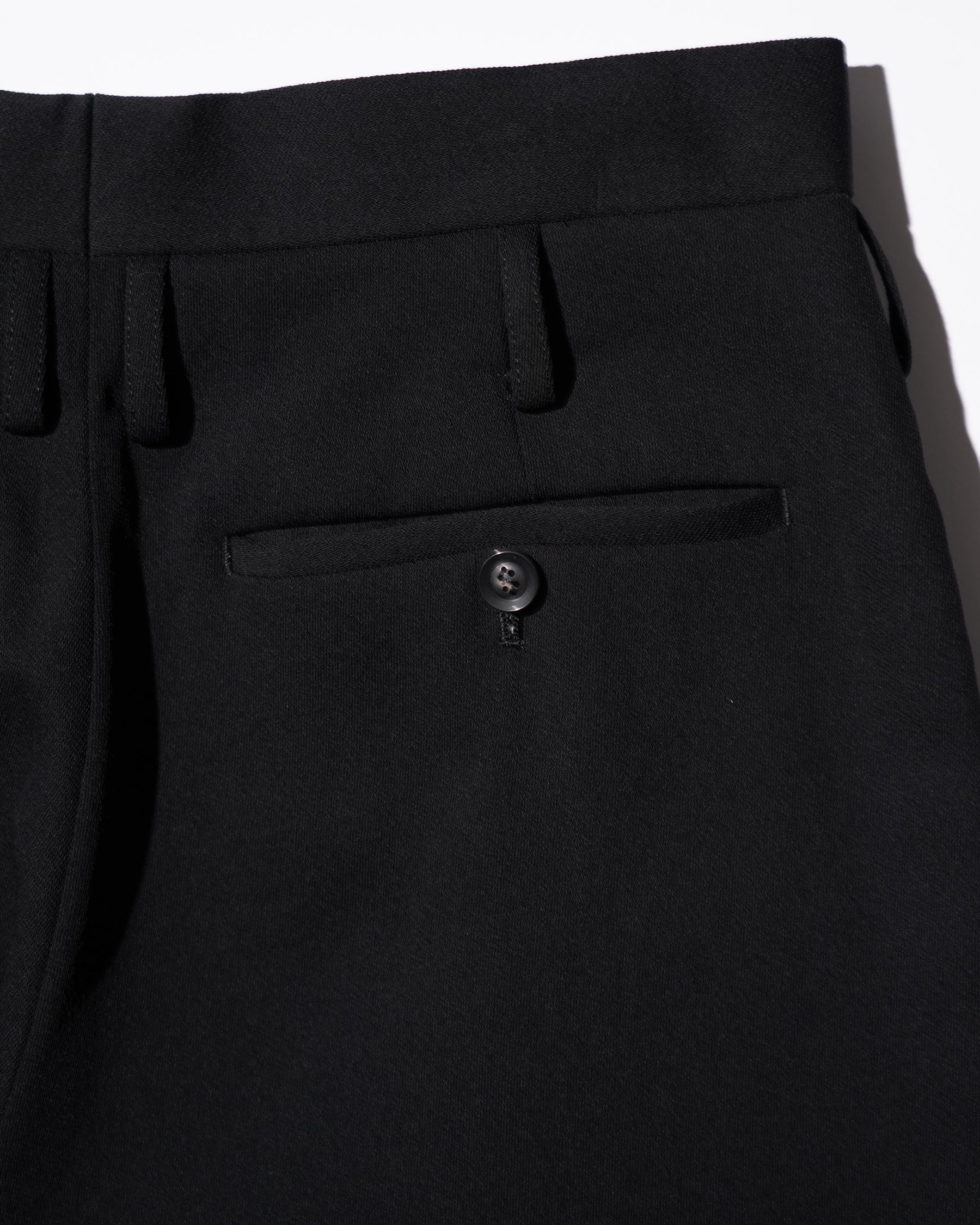 SOSHIOTSUKI / DOUBLE INVERTED TUCK TROUSERS BLACK