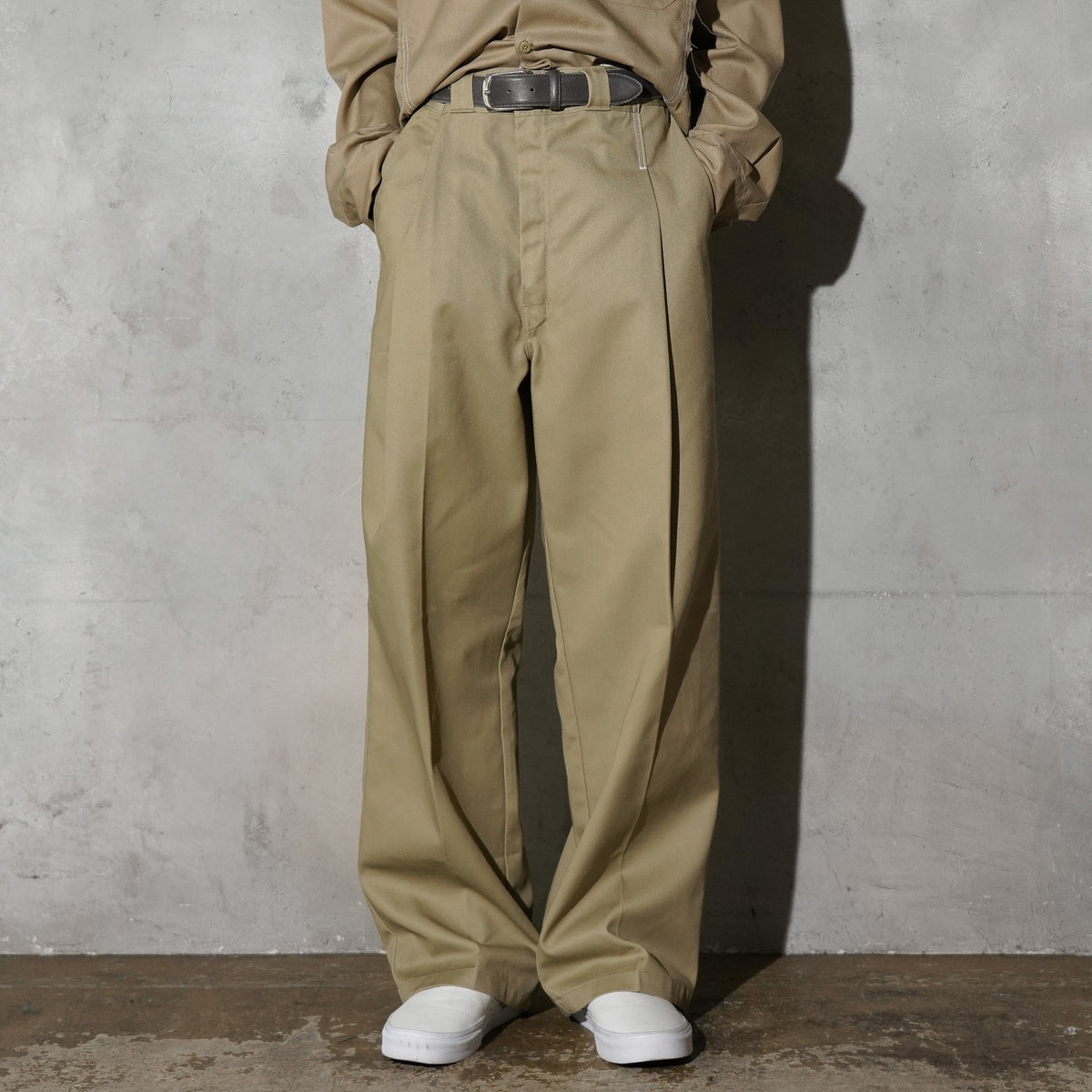WHATEVERWORKS / PLEATED PANTS KHAKI