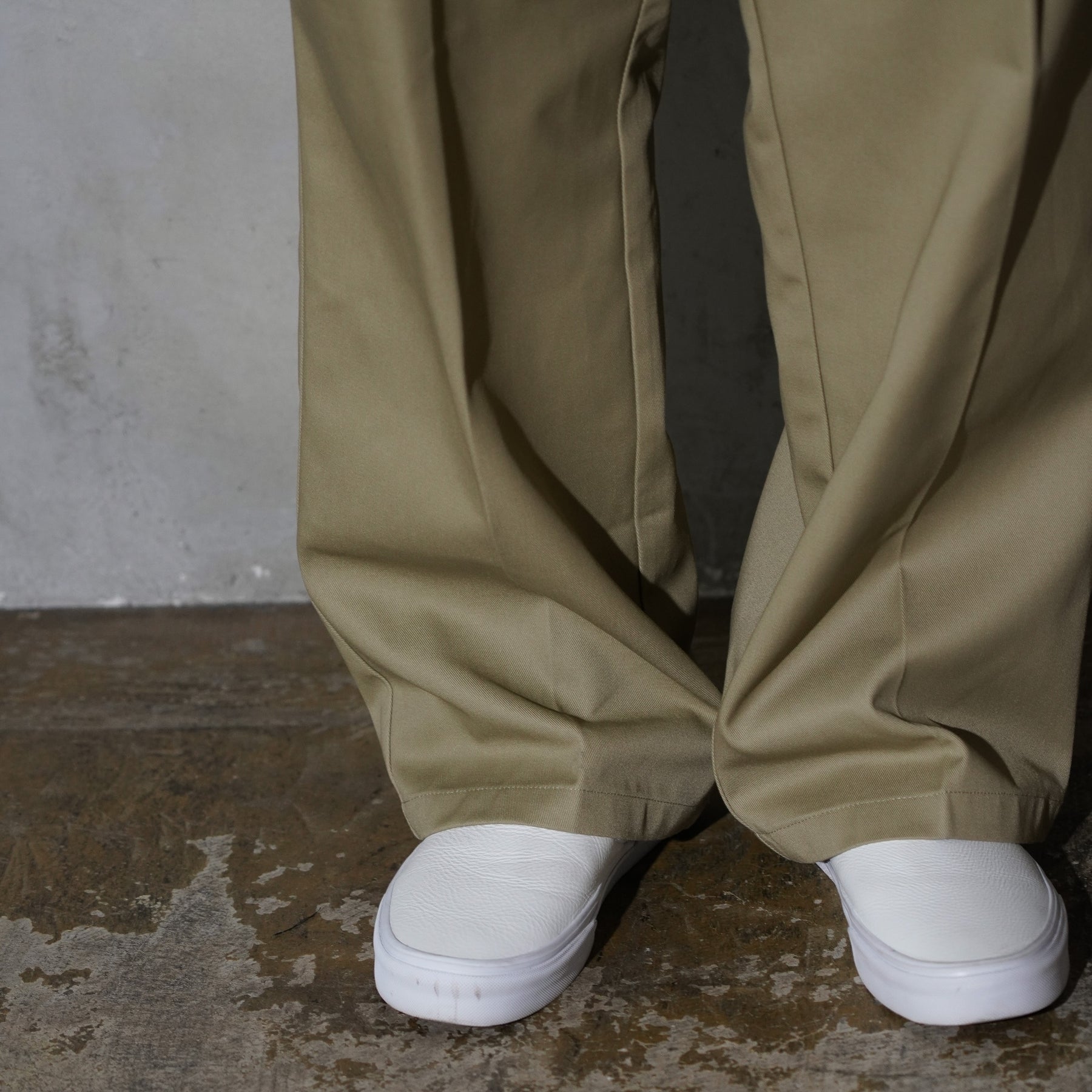 WHATEVERWORKS / PLEATED PANTS KHAKI