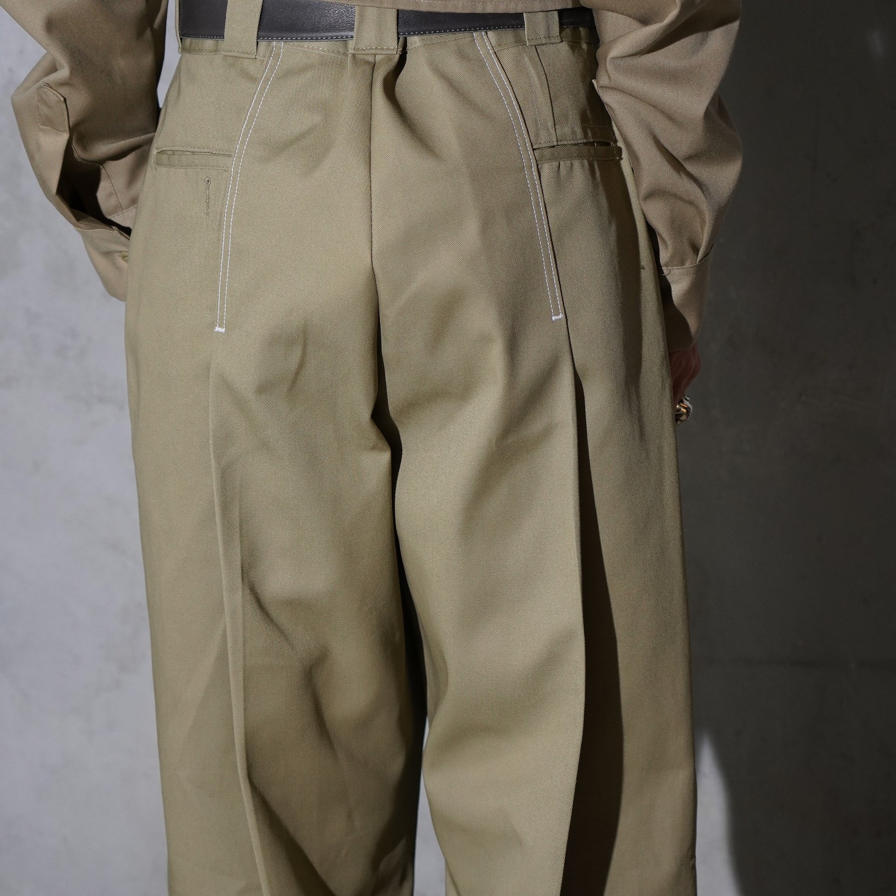 WHATEVERWORKS / PLEATED PANTS KHAKI