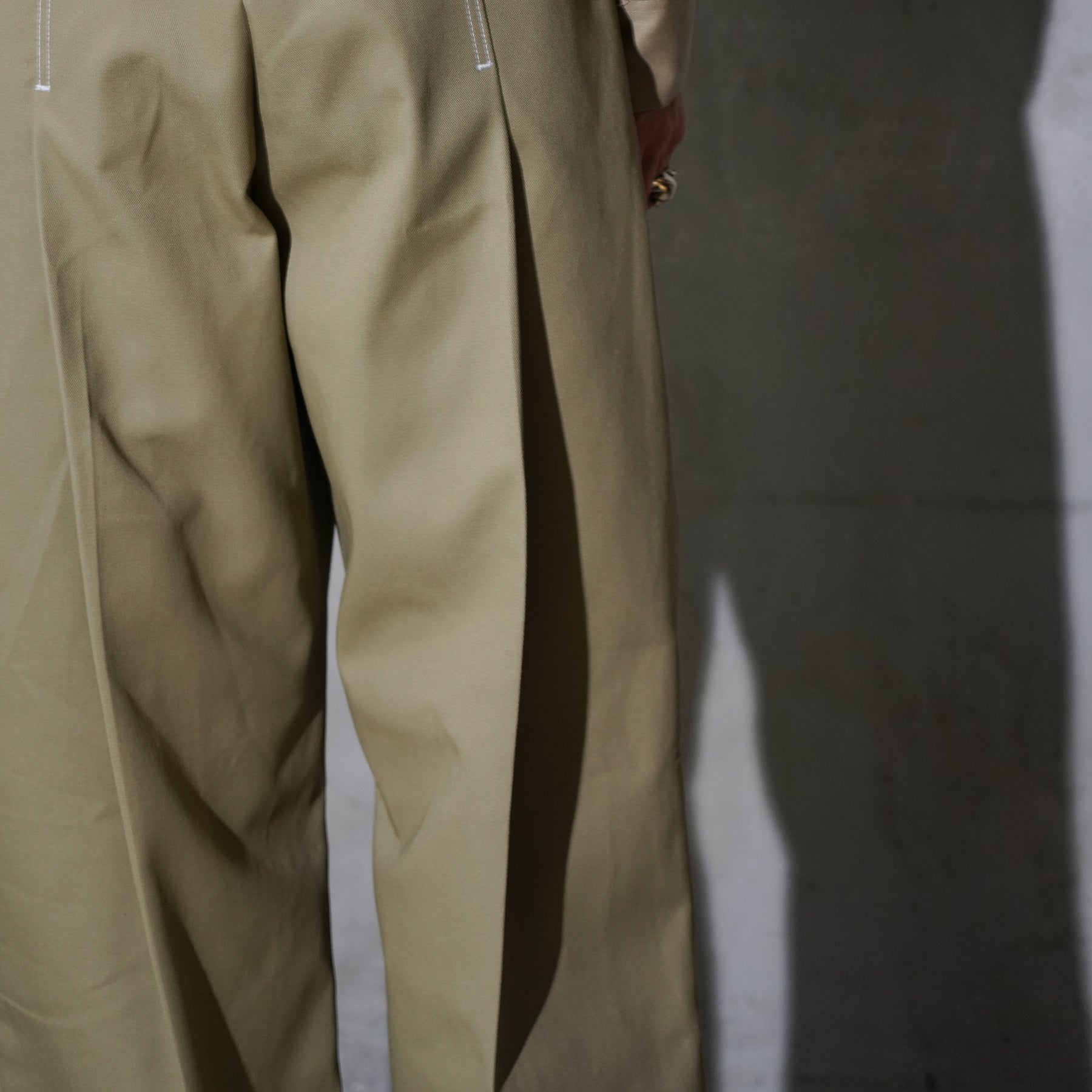WHATEVERWORKS / PLEATED PANTS KHAKI