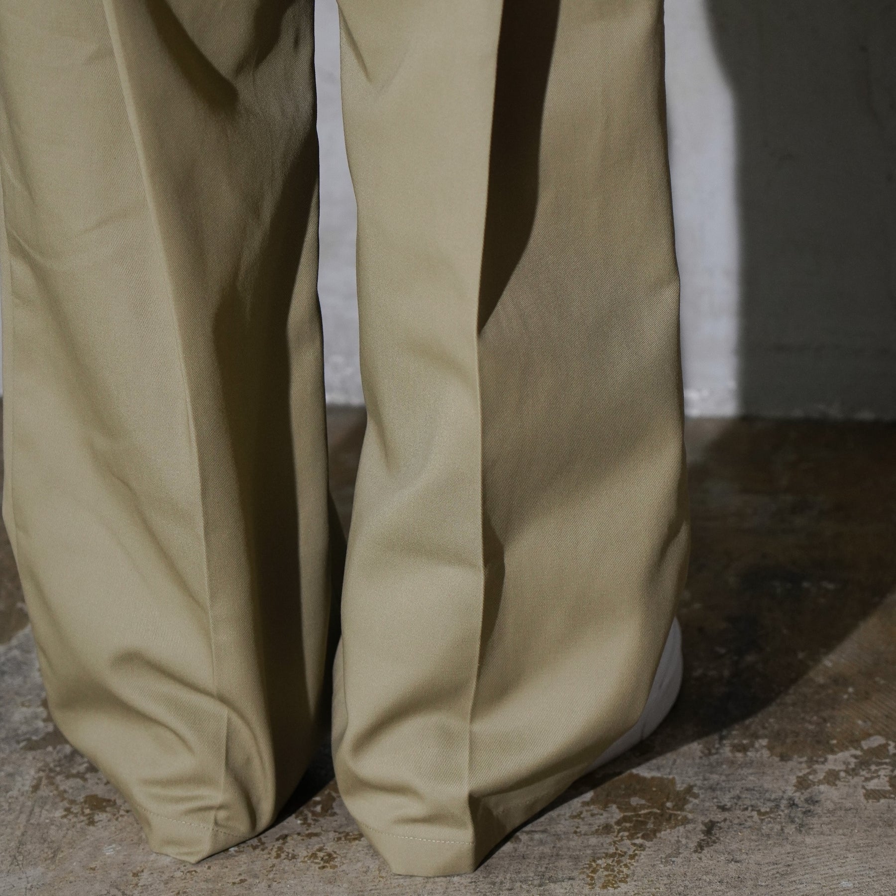 WHATEVERWORKS / PLEATED PANTS KHAKI