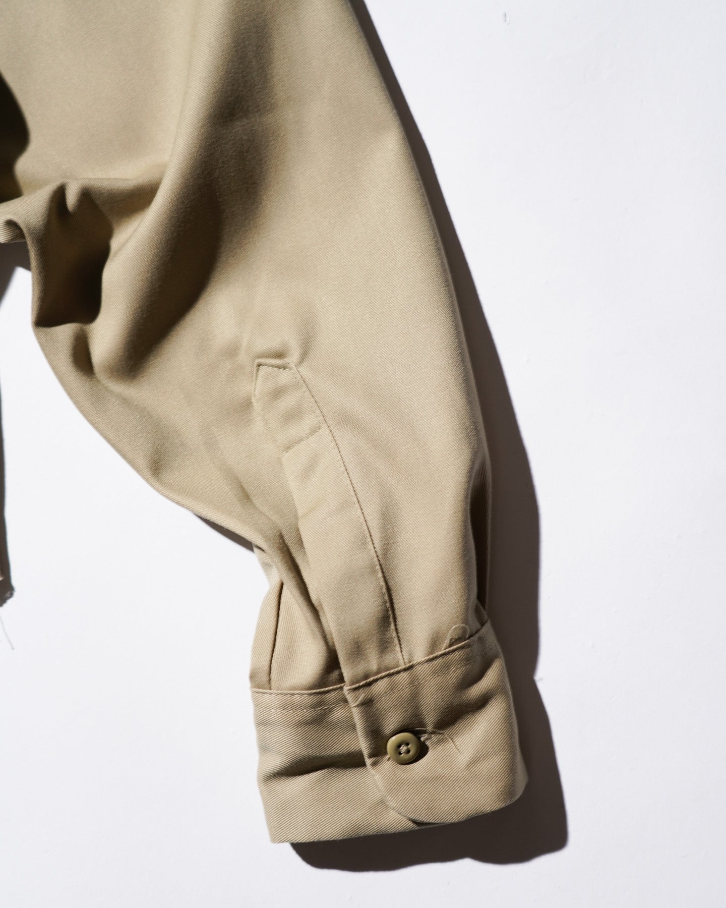 <span style="color: #f50b0b;">Last One</span> WHATEVERWORKS / SPLIT LS SHIRT KHAKI