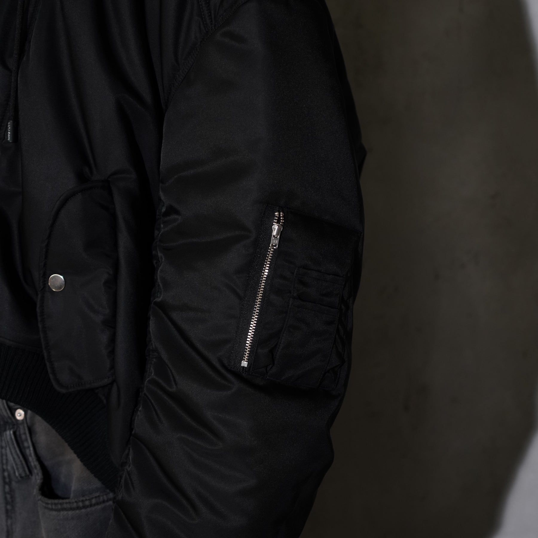 <span style="color: #f50b0b;">Last One</span> 
LU'U DAN / PATCH BOMBER BLACK