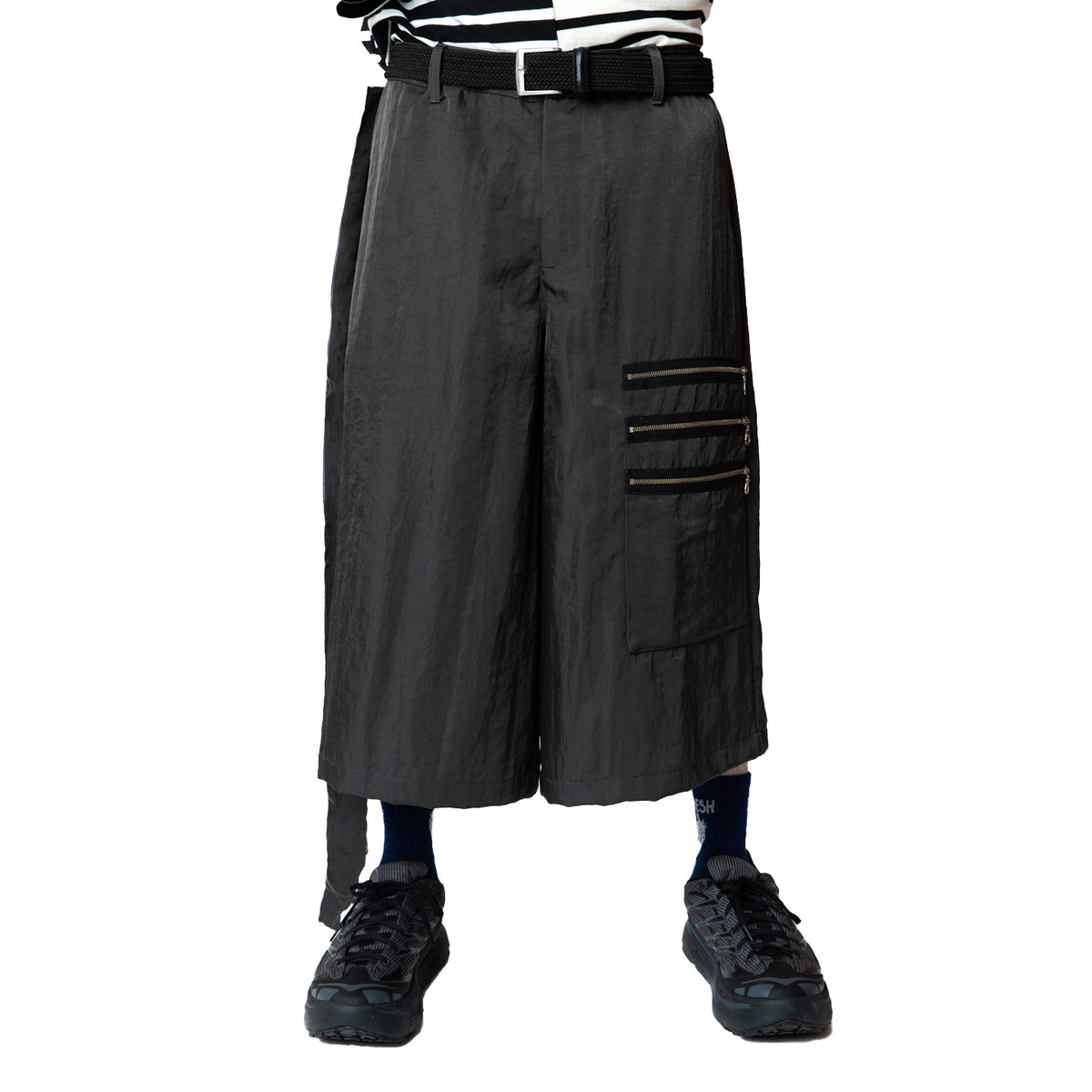 <span style="color: #ff2a00;">Last One</span> WESTFALL / TRIPLE ZIP POCKET 3/4 PANT CHARCOAL