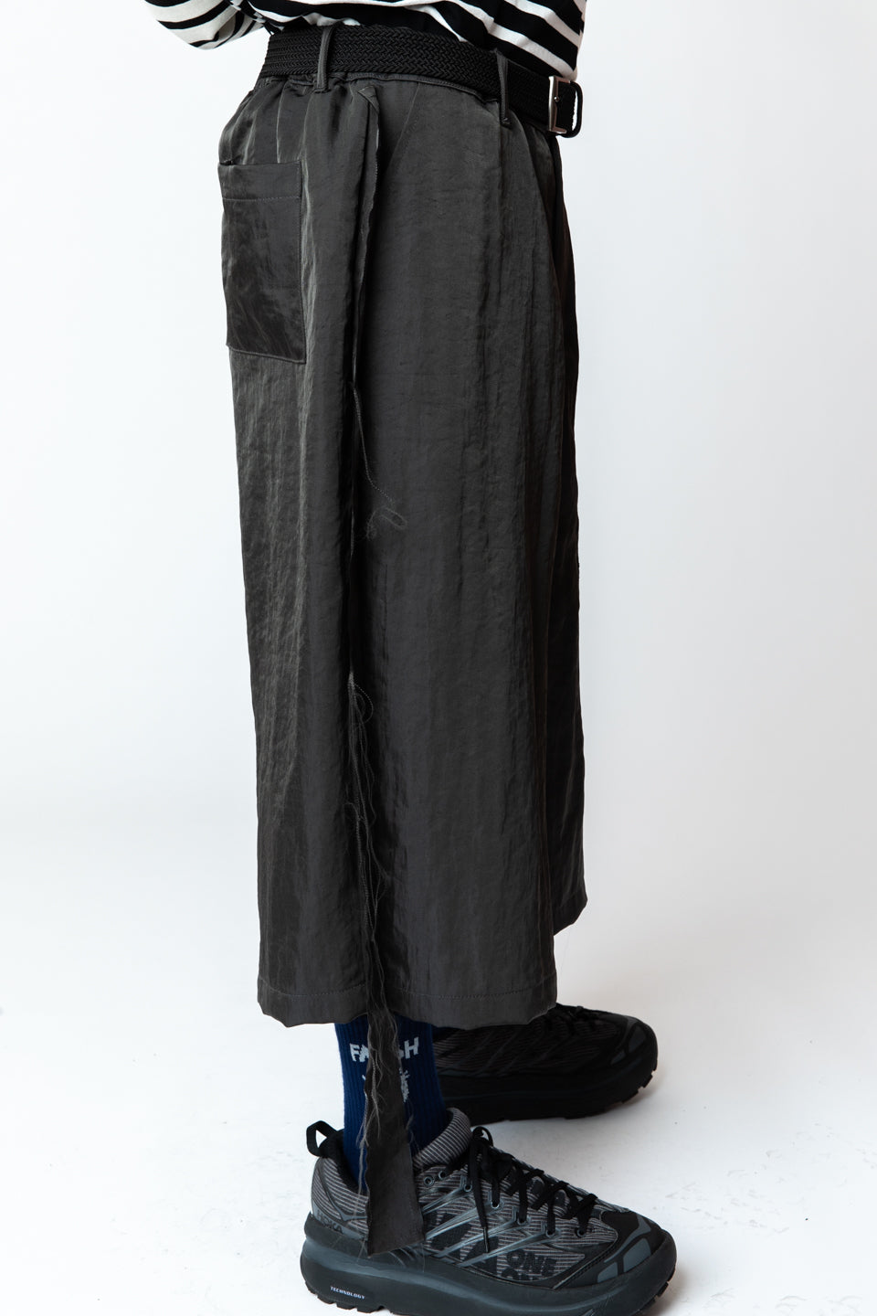 <span style="color: #ff2a00;">Last One</span> WESTFALL / TRIPLE ZIP POCKET 3/4 PANT CHARCOAL