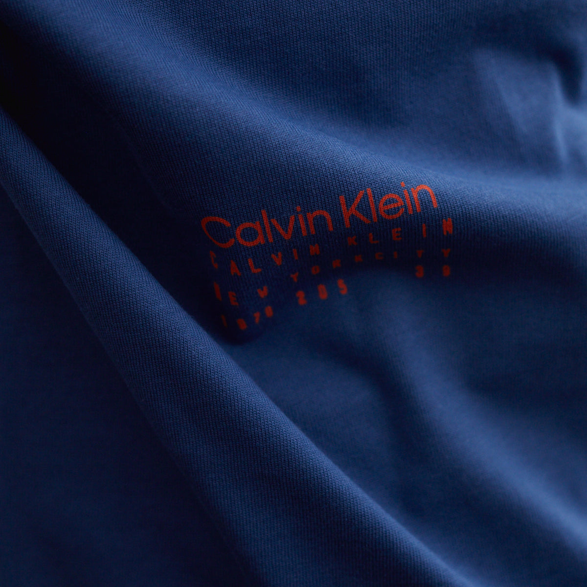 Calvin Klein / SS FLORAL SHADOW CREWNECK T BLUE