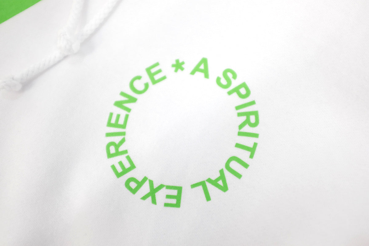 TOKEN / TOKEN SPIRITUAL EXPERIENCE HOODIE  TOKENよりらしいフーディーの入荷です。フロント、両袖にプリント。大きめのサイズ感です。プリントの良し悪しで選んで欲しいアイテム。真っ白なパーカーに緑のプリント。とても新鮮ですね。サークルロゴがぞう。