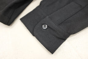 WILLY CHAVARRIA (ウィリーチャバリア) / MADERA WOOLEN SHIRT BLACK  スペシャルアイテムのBLACK。ボックスシルエットのビッグサイズで完璧です。着丈、身幅、袖丈それぞれたっぷりめ。フラップ付きのポケット。ウール素材が上品です。バック肩に小さいなタック入り。袖画像。