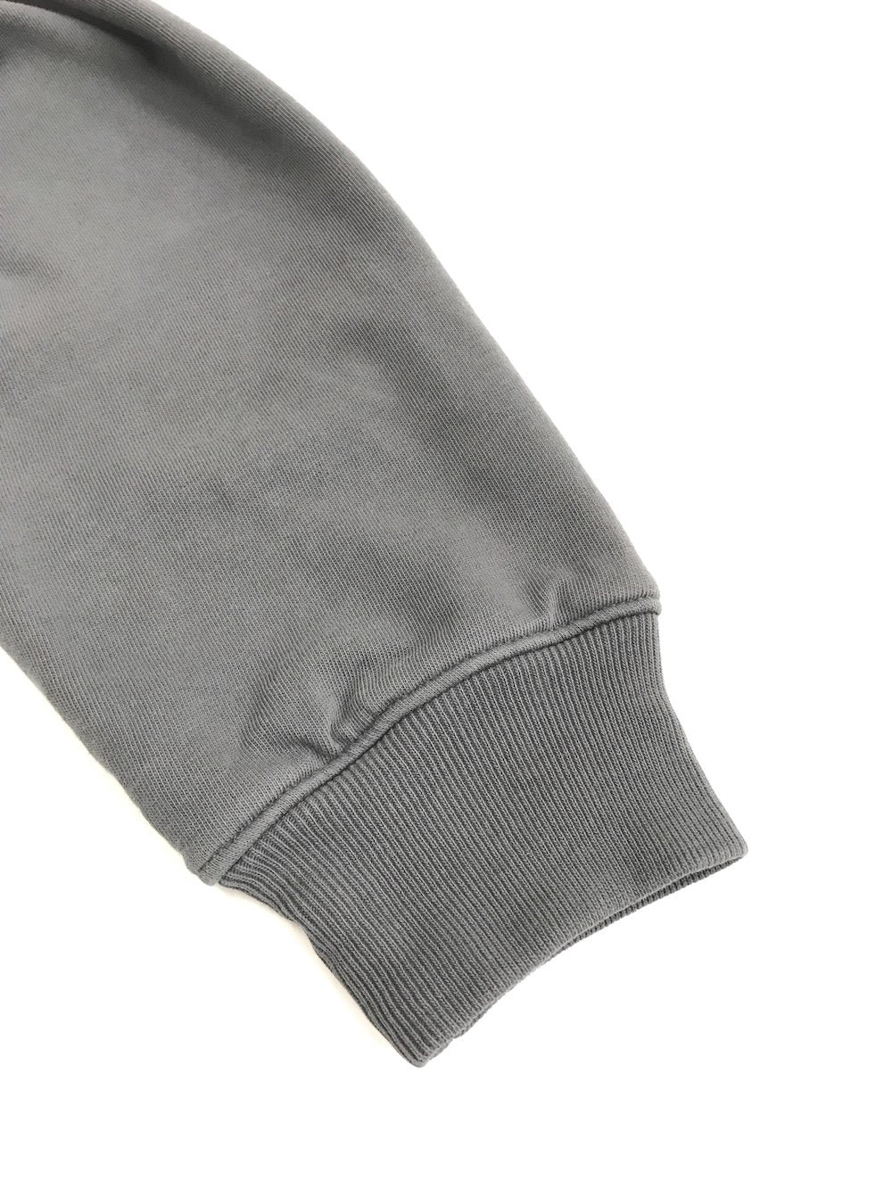 WILLY CHAVARRIA / ウィリーチャバリア HEAVY BUFFALO ZIP HOODIE   Peruvian Tanguis cotton jerseyを使用。しっとりと柔らかさはあるものの独特なコシのある生地となっております。ダブルフェイス仕様となっており、十分に肉厚です。チャコール。袖、リブ画像。